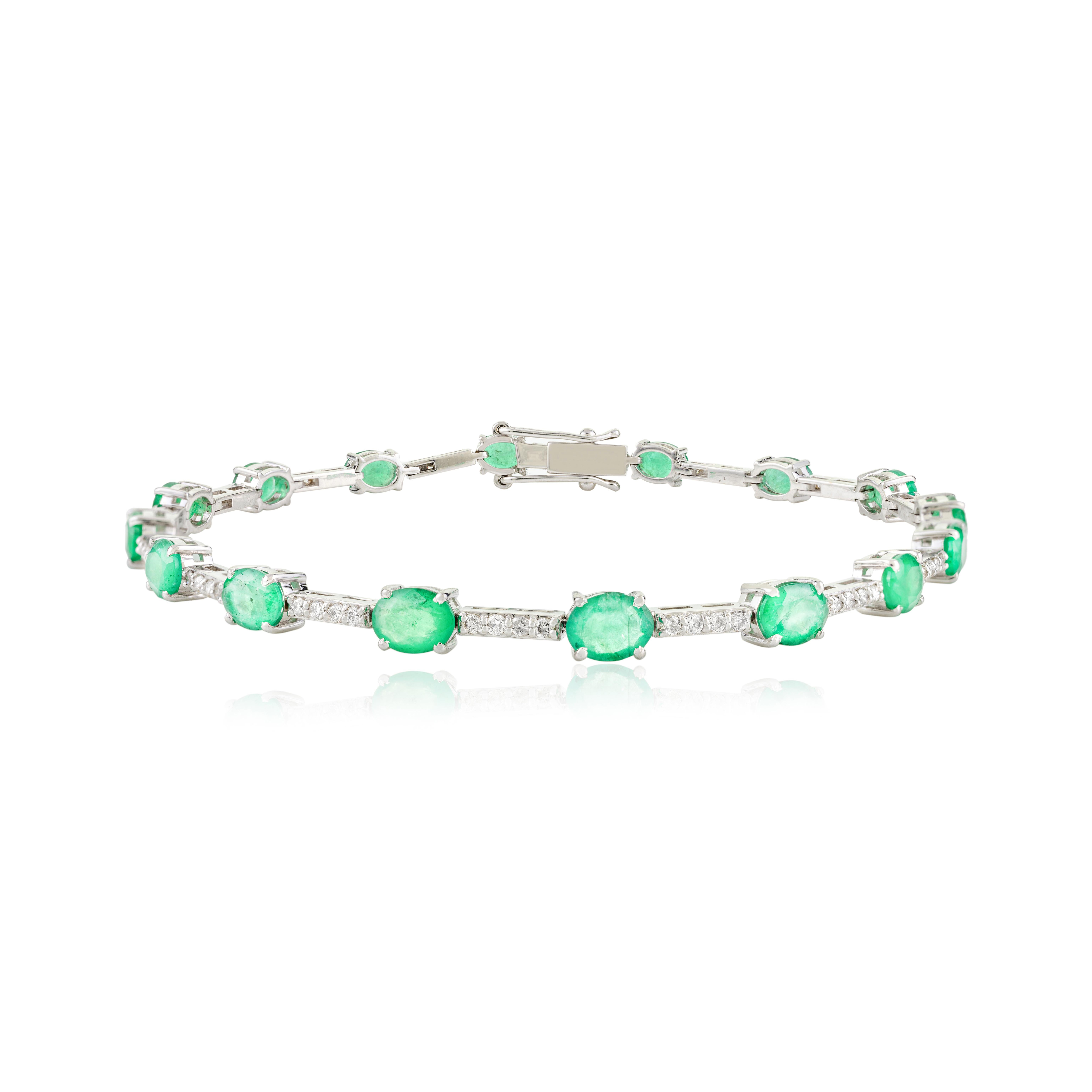 Bracciale di diamanti con pietra di smeraldo di maggio di qualità AAA in oro bianco 18 carati In condizioni Nuovo in vendita a New York, NY