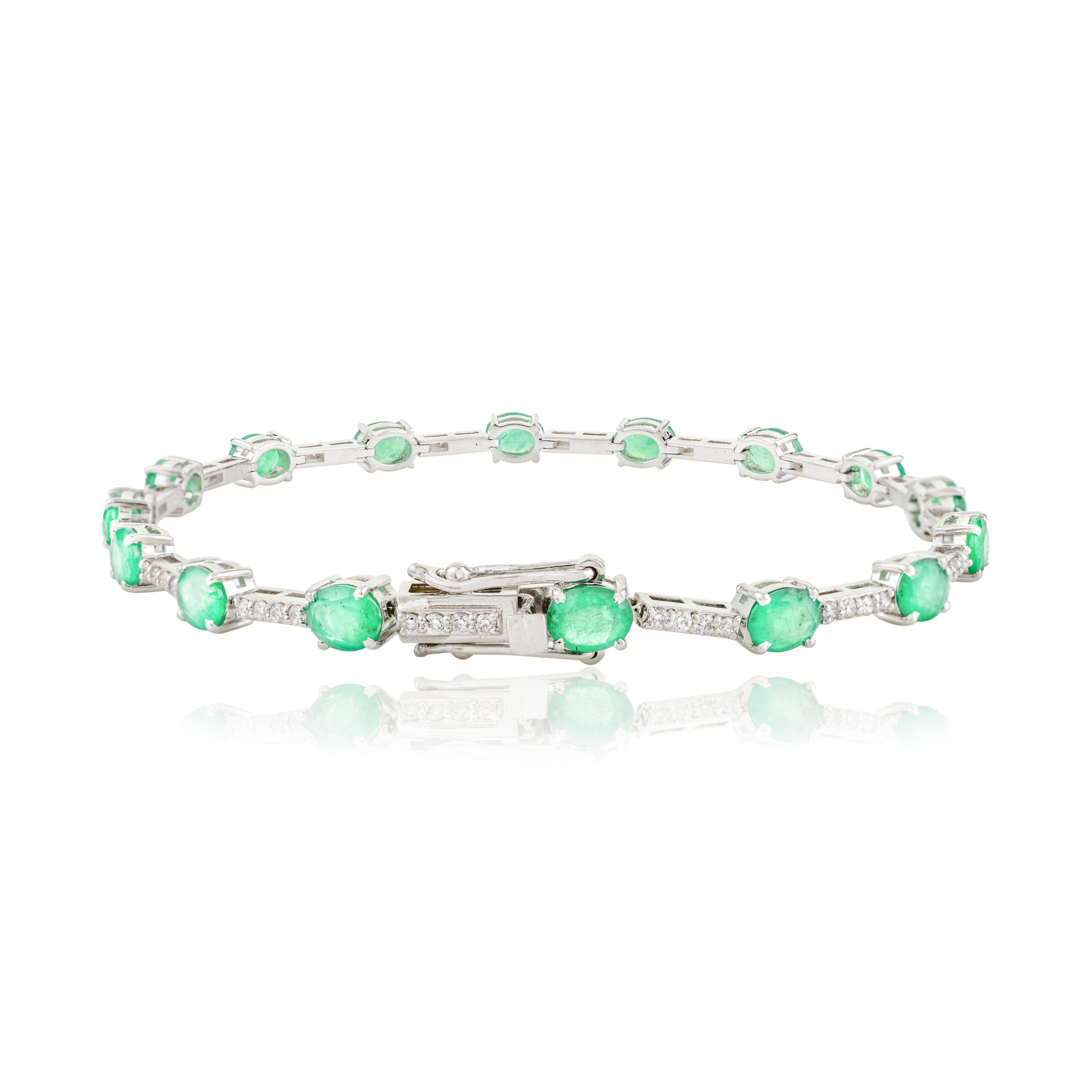 Donna Bracciale di diamanti con pietra di smeraldo di maggio di qualità AAA in oro bianco 18 carati in vendita