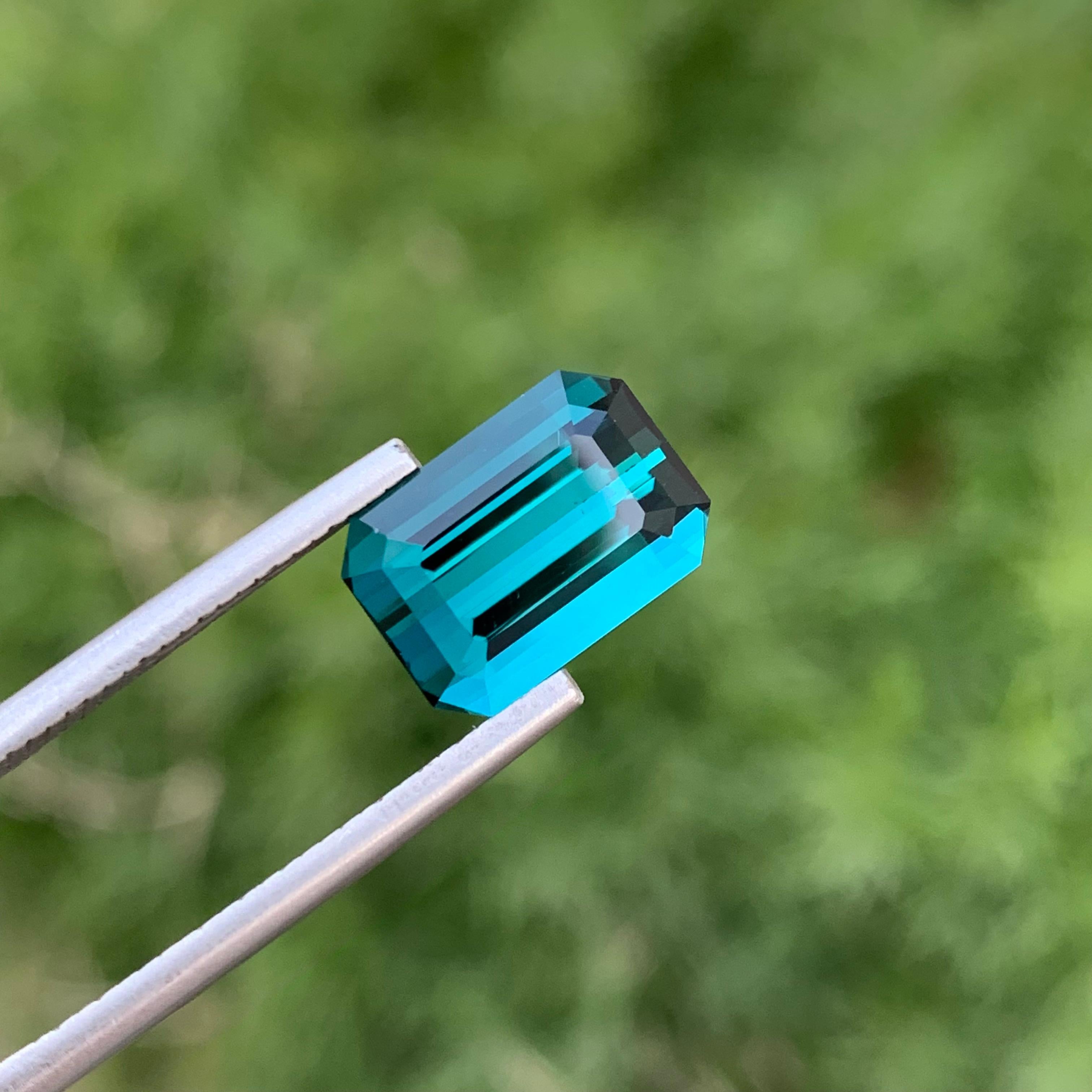 Taglio smeraldo Qualità AAA Loupe Clean 4,20 carati di tormalina indicolite sciolta Gemma dell'anello in vendita