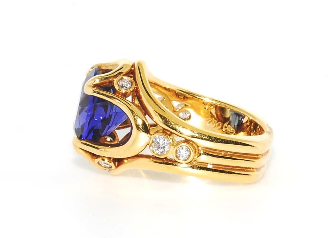 Round Cut AAA Quality Very Fine Tanzanite in 18 Karat Yellow Gold with Diamonds Accents For Sale