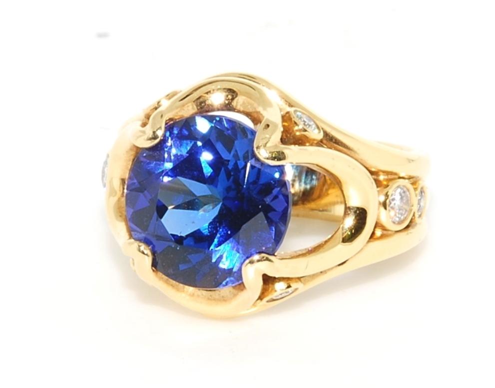 AAA Quality Very Fine Tanzanite in 18 Karat Yellow Gold with Diamonds Accents In New Condition For Sale In Lake Havasu City, AZ