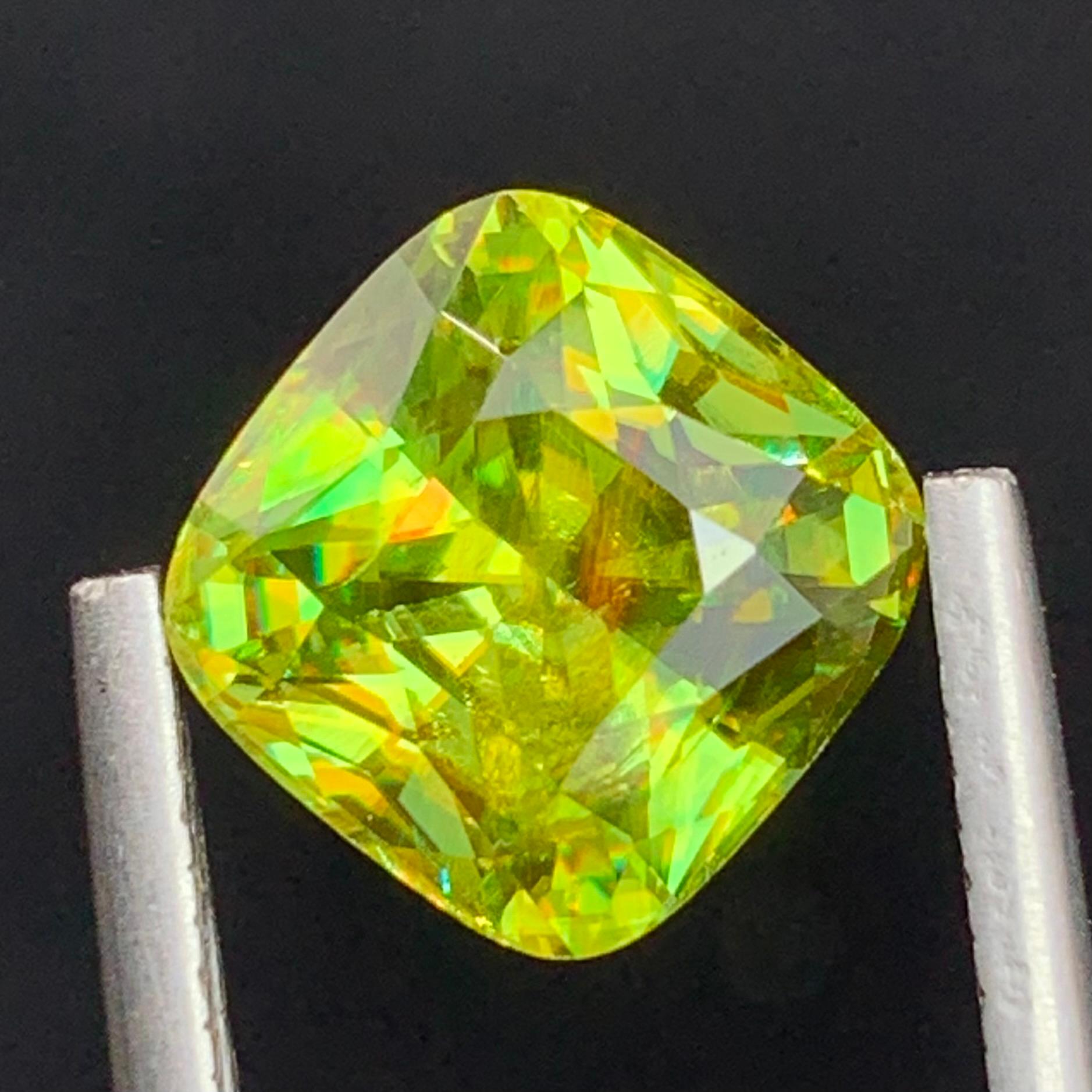 Square Cut AAA Top Quality 4.00 Carat Natural Loose Fire Sphene Titanite Gem For Ring  For Sale