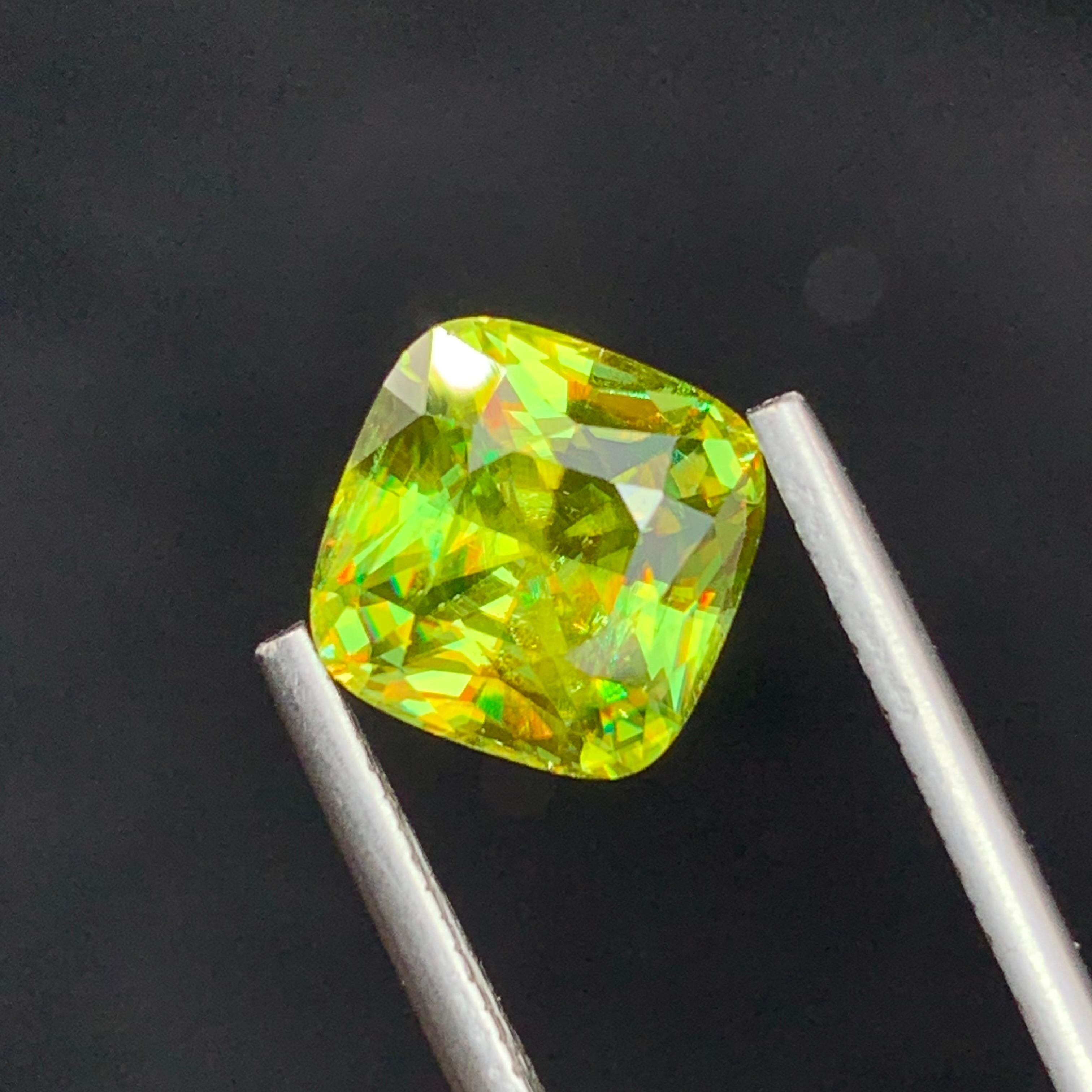 AAA Top Quality 4.00 Carat Natural Loose Fire Sphene Titanite Gem For Ring  In New Condition For Sale In Peshawar, PK