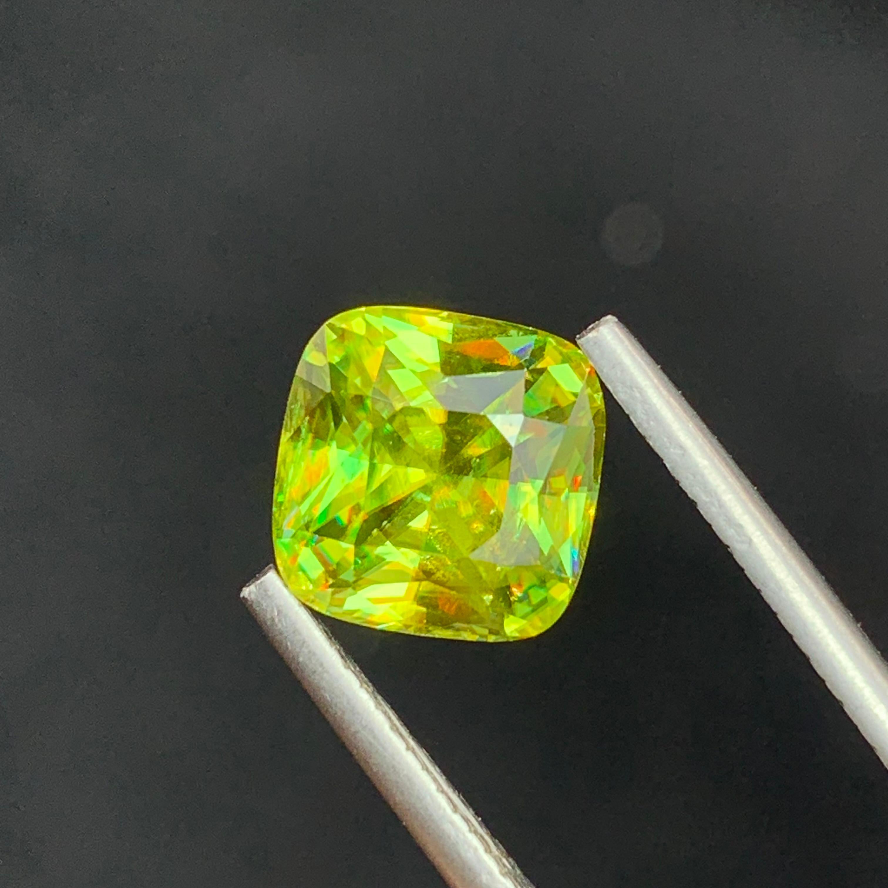 Women's or Men's AAA Top Quality 4.00 Carat Natural Loose Fire Sphene Titanite Gem For Ring  For Sale