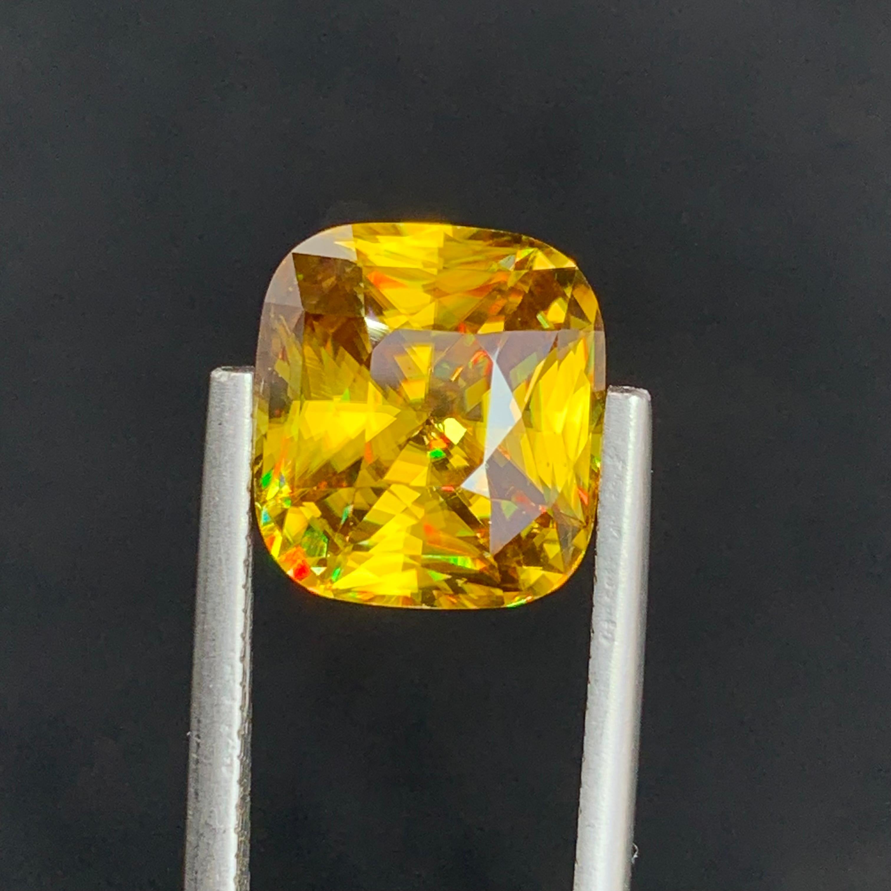 AAA Top Quality 6.45 Carat Natural Loose Fire Sphene Titanite Cushion Shape Gem In New Condition For Sale In Peshawar, PK