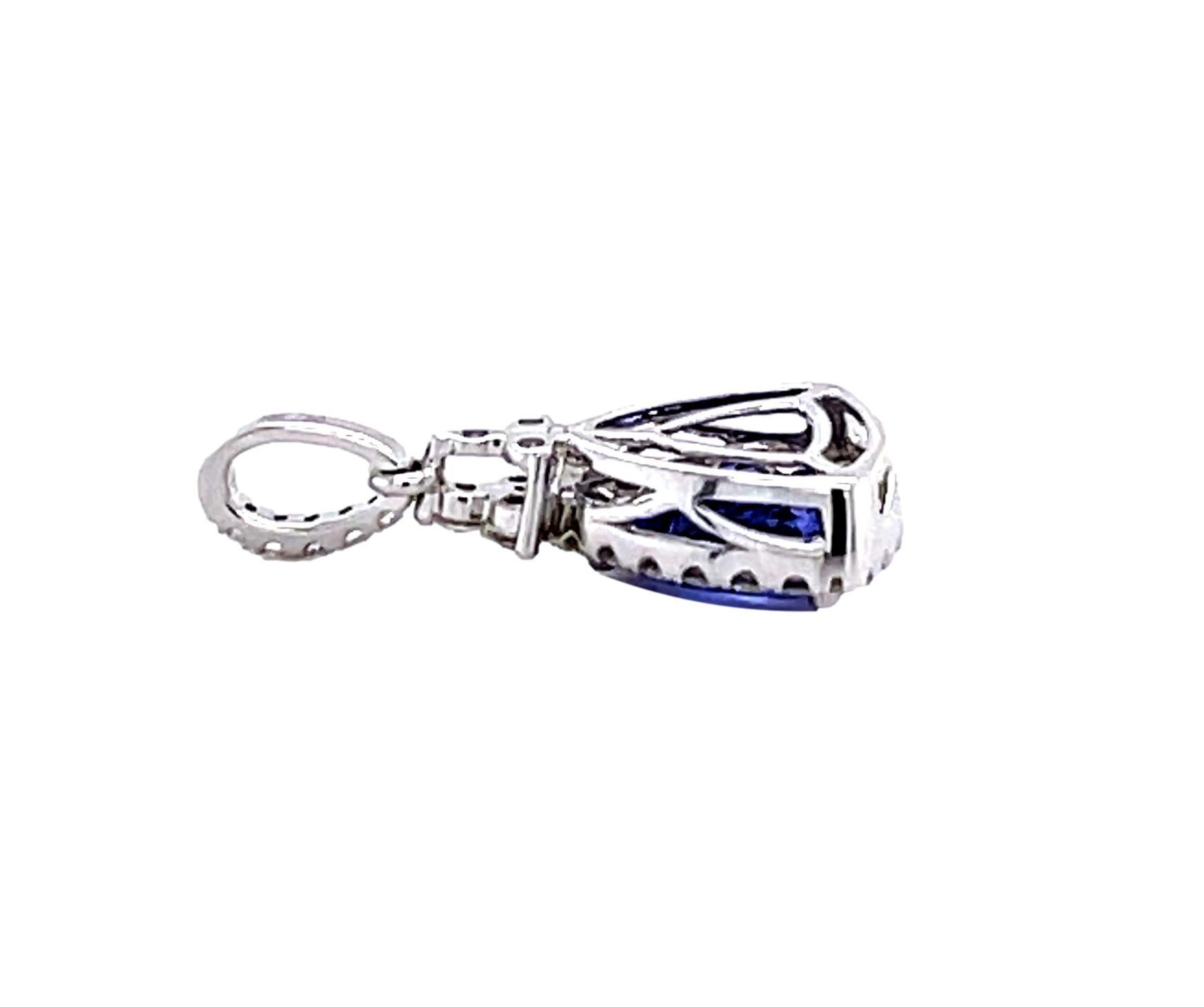 AAA Trillion Tanzanite and Diamond Halo Pendant in 18K White Gold In New Condition For Sale In New York, NY