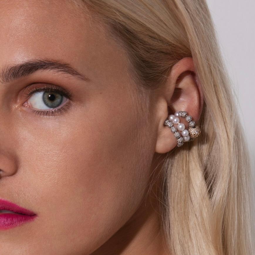 A design classic, this exquisite ear cuff is crafted from lustrous AAA white Akoya pearls, offering an unparalleled touch of elegance and sophistication. The pearls, sized at 4-5mm (0.15 - 0.2 inches), exude a timeless beauty, making this cuff a
