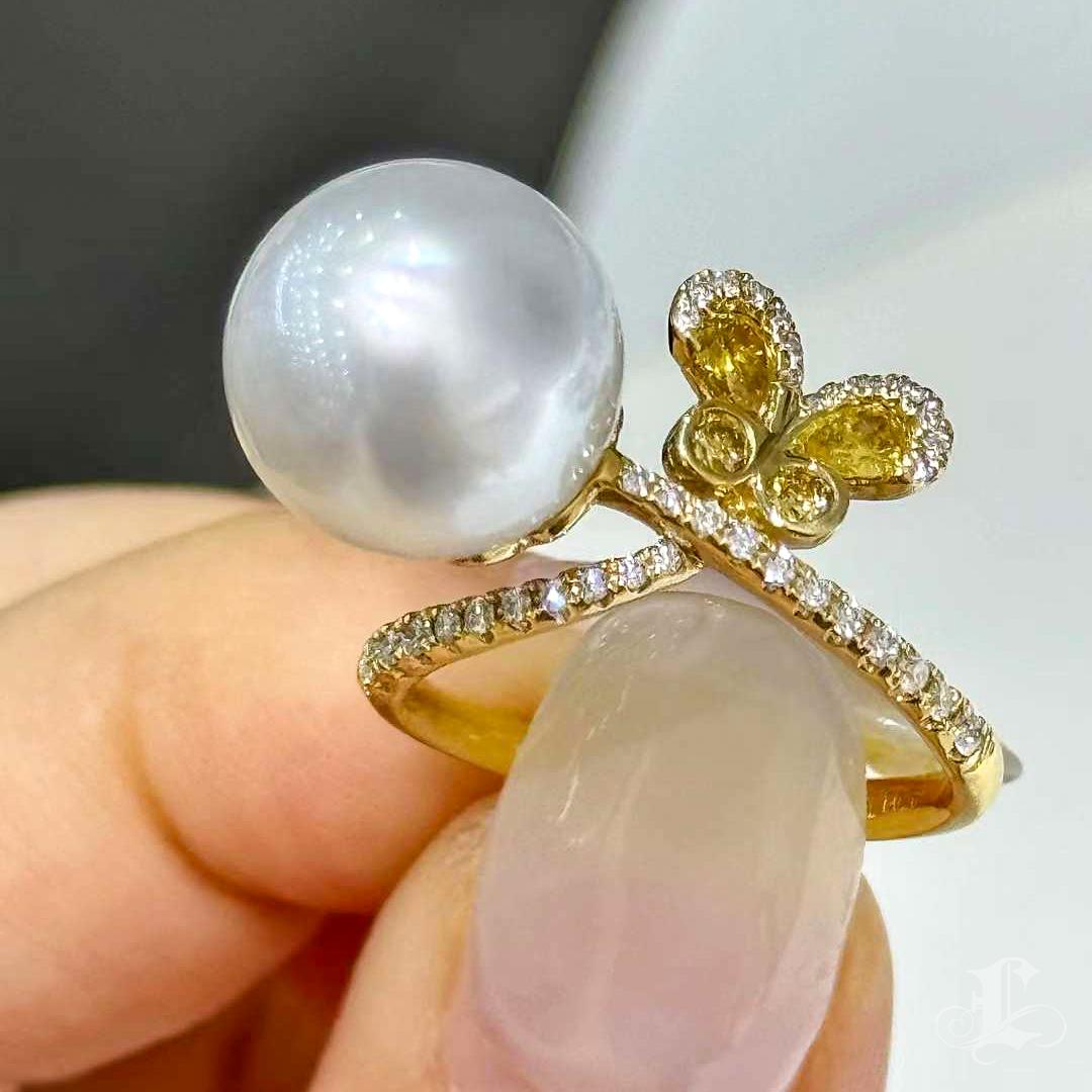【Vine Symphony】Aurora South Sea Pearl Yellow Diamond Fluttering Butterfly Ring In New Condition For Sale In New York, NY