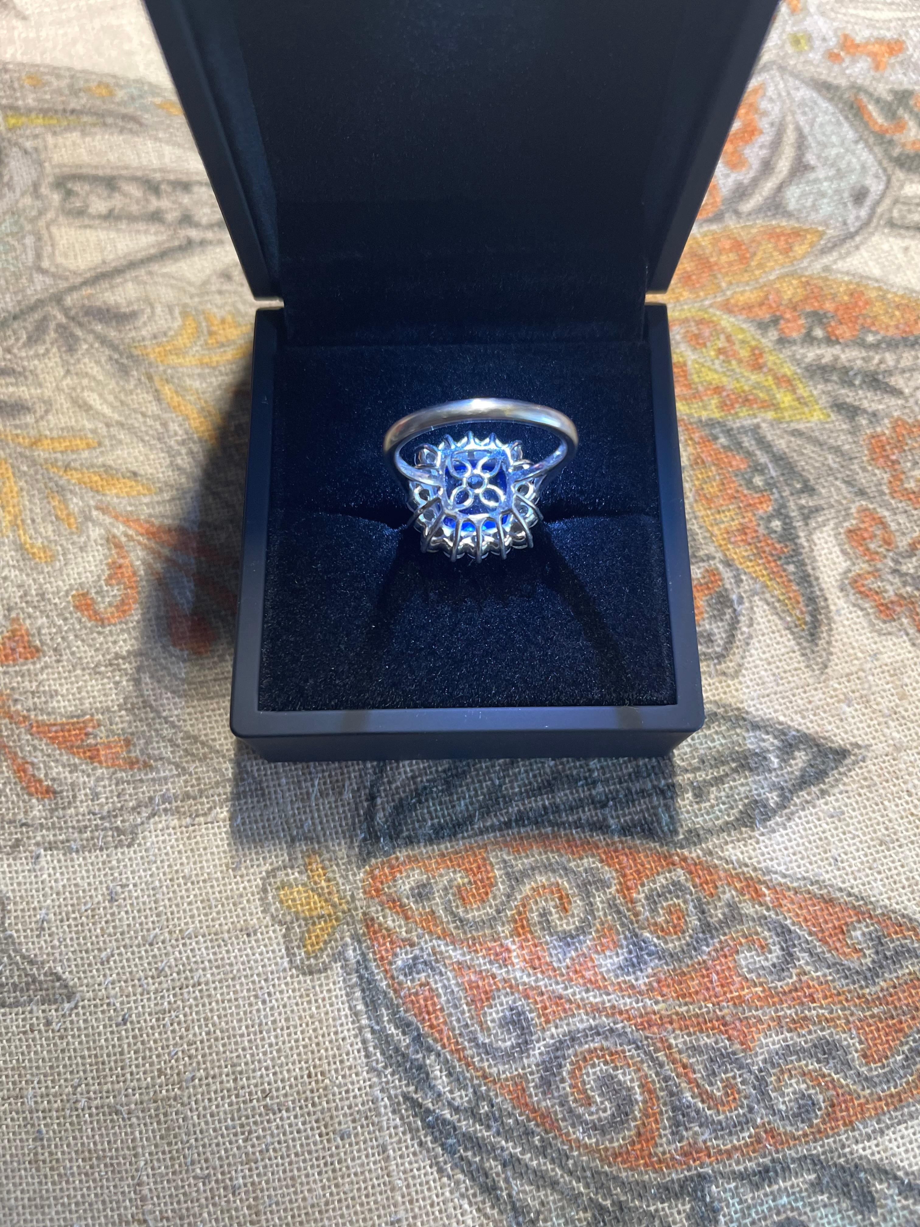 Contemporary 9.00 ctw AAAA/Block D Tanzanite and E-F/VS Diamond Platinum Cocktail Ring For Sale