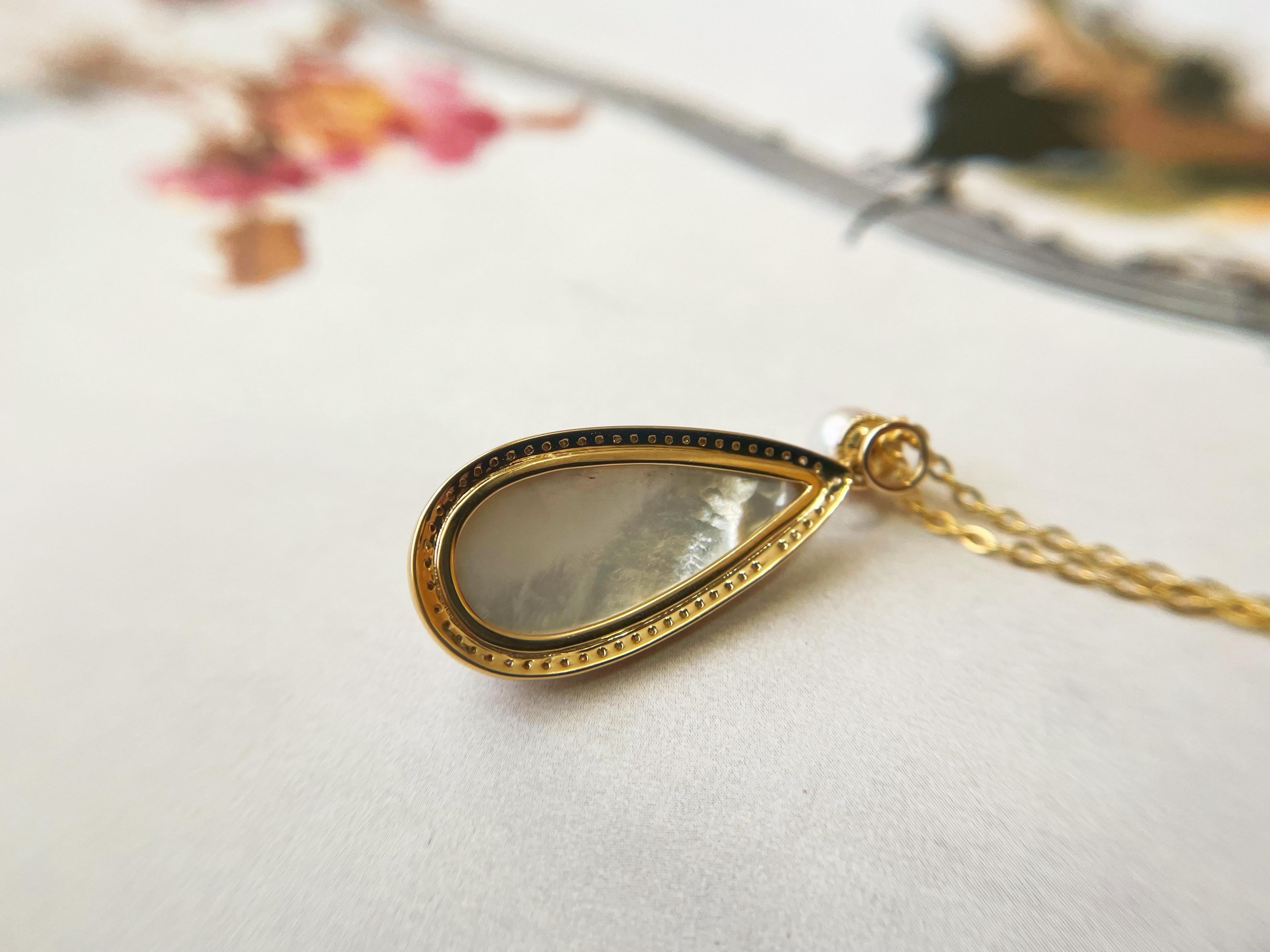 Certified AAAA Grade Japan Amami Mabe Pearl Pendant with 18K Gold and Diamond For Sale 3