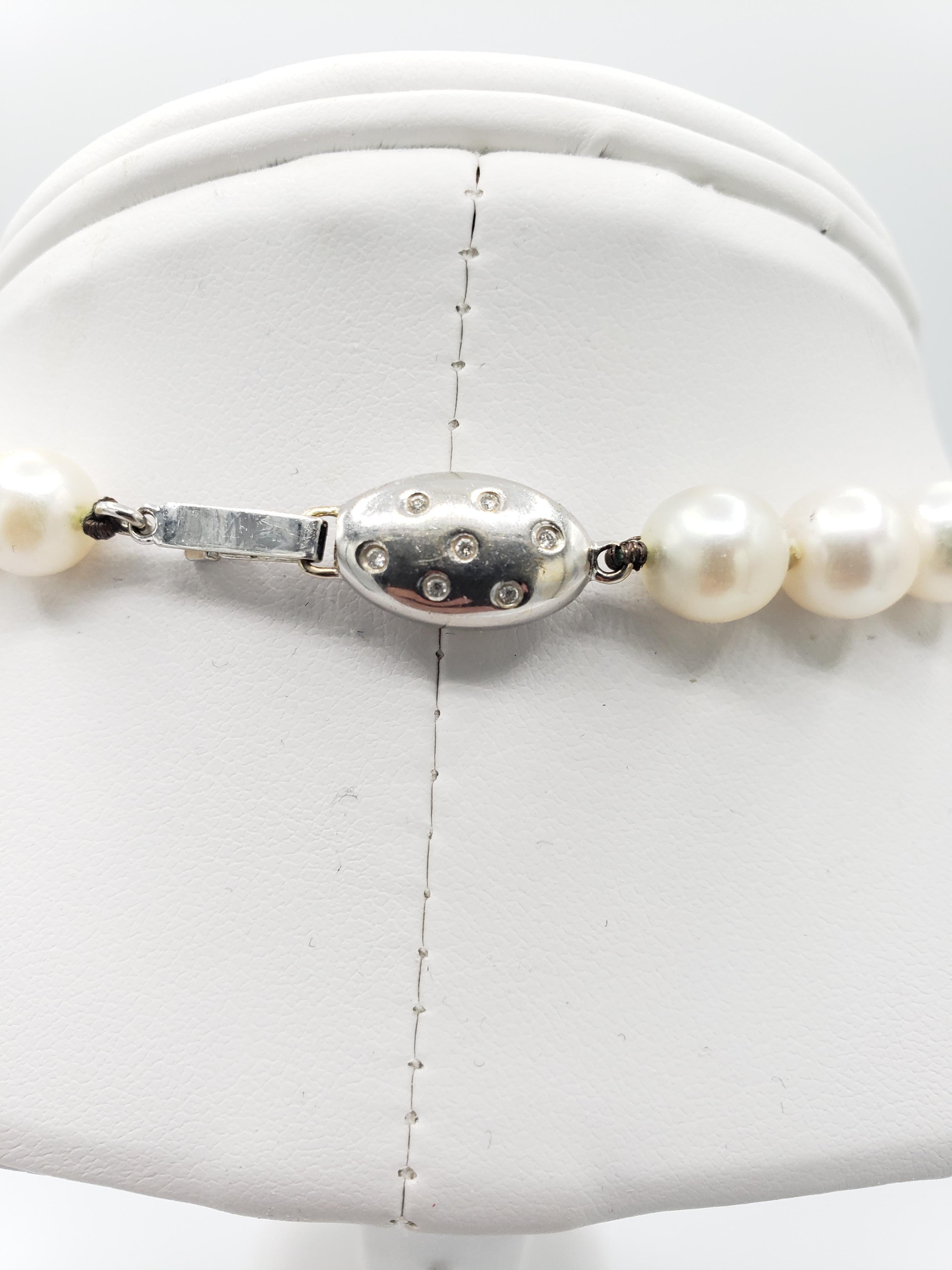 AAA+ Qualität Japanische Akoya Salz-Wasser-Halskette mit weißen Perlen (Rundschliff) im Angebot