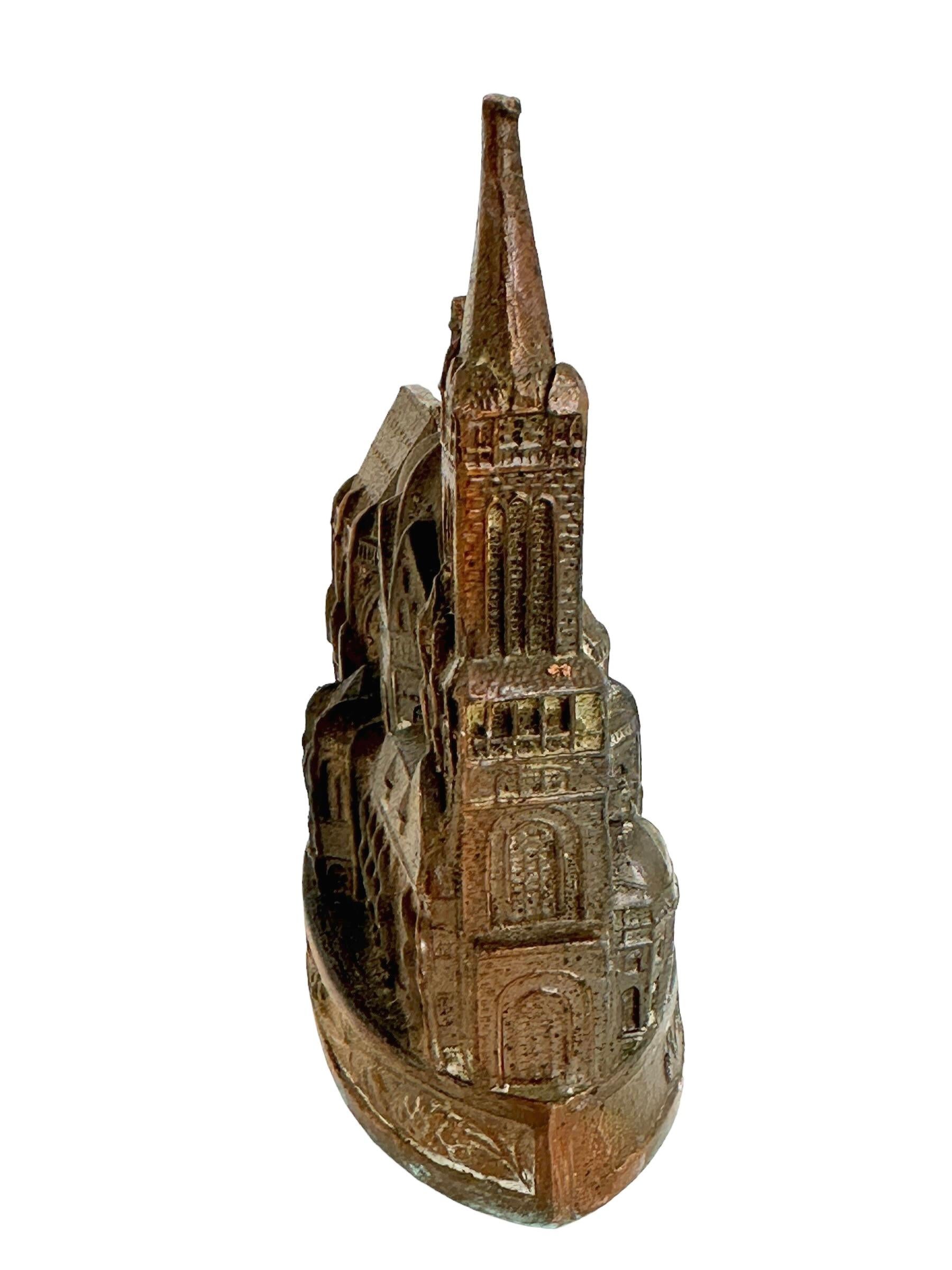 Une sculpture décorative de bâtiment en guise de souvenir. Quelques usures avec une belle patine, mais cela est dû à l'âge. En métal. Cet objet a été acheté comme souvenir lors d'un Grand Tour en Europe et a probablement été fabriqué dans les années