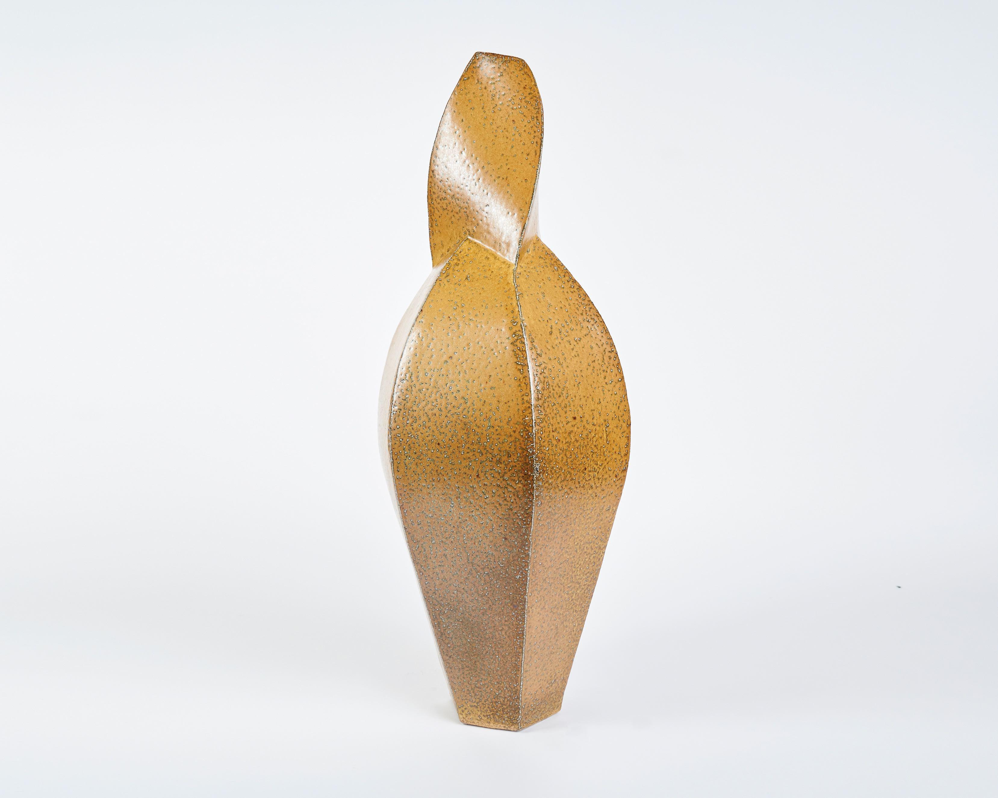 Ce vase torsadé et à facettes du céramiste danois contemporain Aage Birck possède une rigidité et une texture uniques pour ce médium.