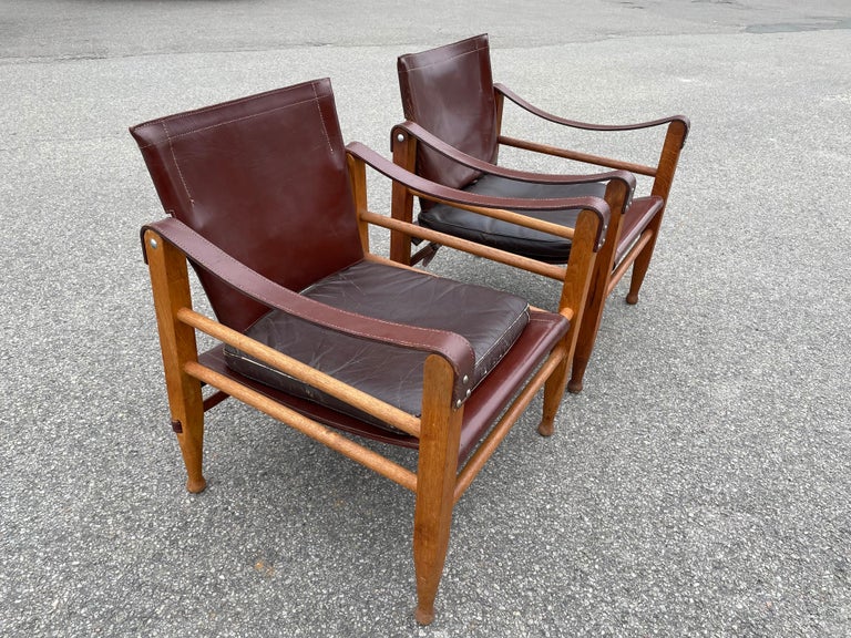 A pair of safari chairs by Aage Bruun & Son of brown leather from the 1960s. The chairs are in great vintage condition.