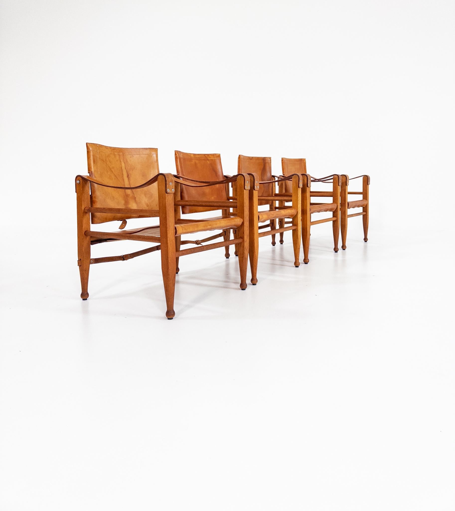 Exceptionnelles chaises safari en riche cuir cognac, conçues et fabriquées par Aage Bruun & Søn au Danemark dans les années 1960.
Ces chaises emblématiques sont dotées d'un cadre en bois massif associé à un cuir de selle épais et magnifiquement