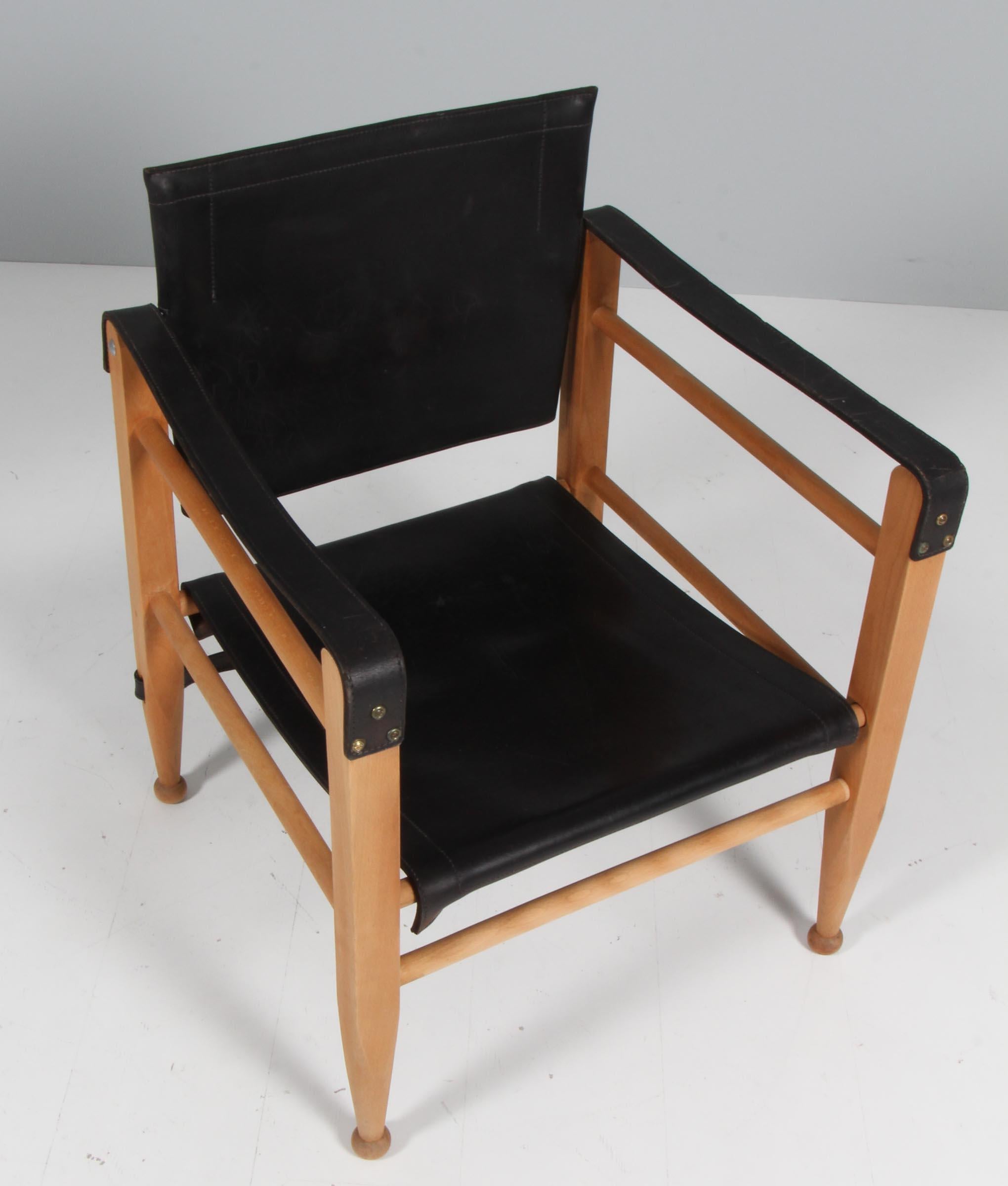 Aage Bruun & Son safari chair with frame of beech. Seat, back and armrests of patinated black saddle leather. 

Made in the 1960's by Aage Bruun & Son.
