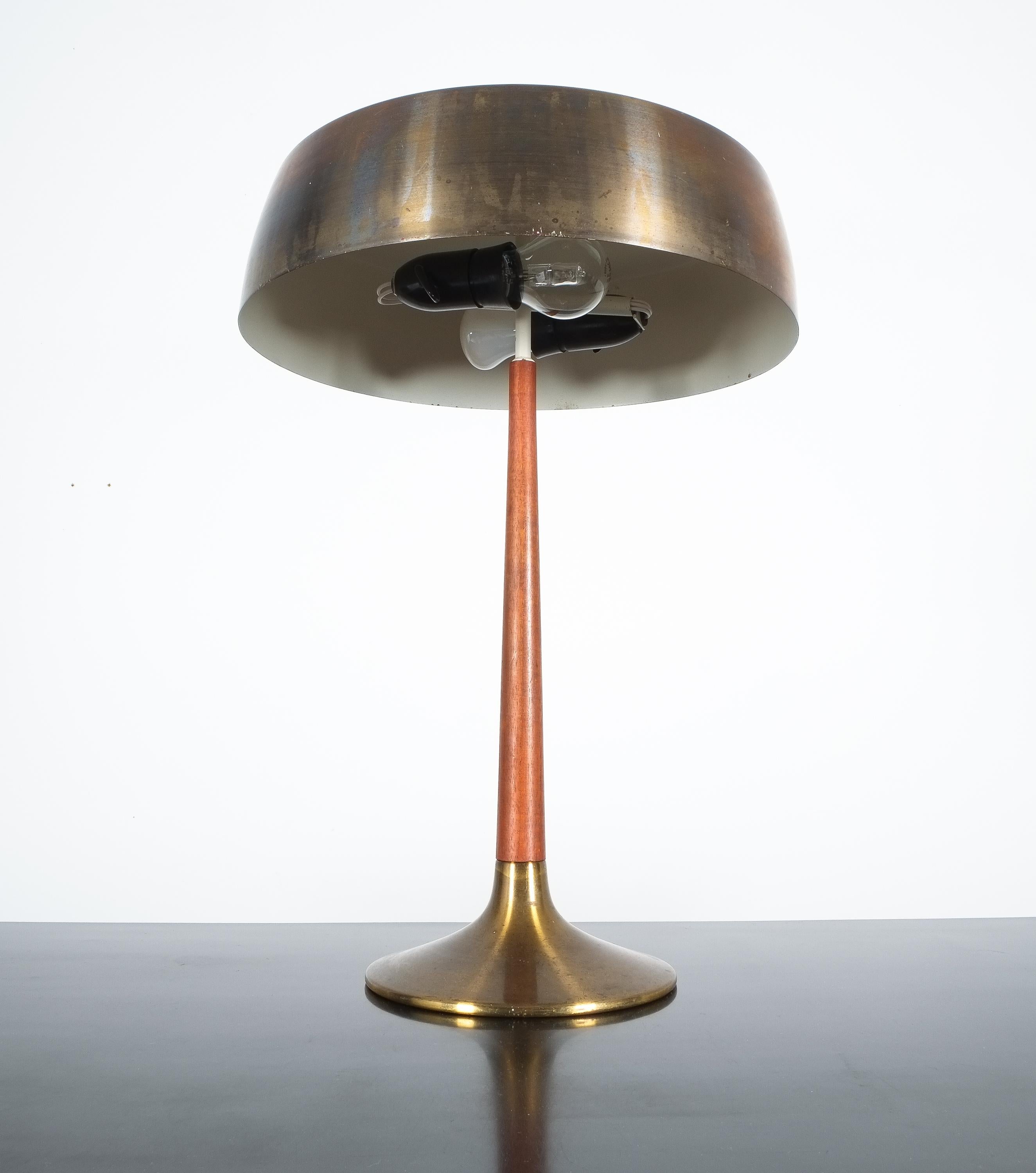 Aage Holm Sørensen Scandinavian Teak Brass Table or Desk Lamp, 1950s In Good Condition For Sale In Vienna, AT