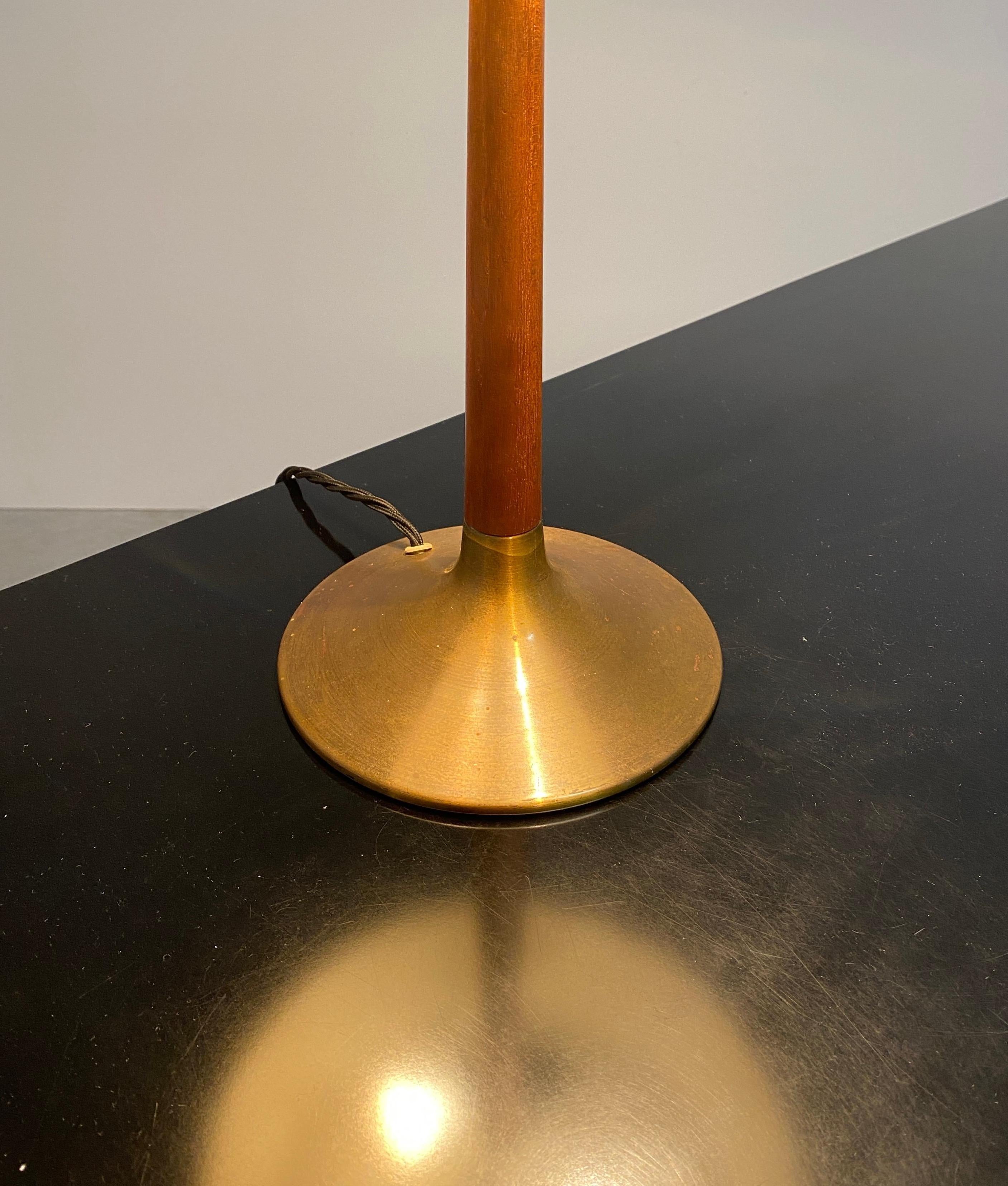 Laiton Lampe de table ou de bureau scandinave en teck et laiton Aage Holm Srensen, années 1950 en vente