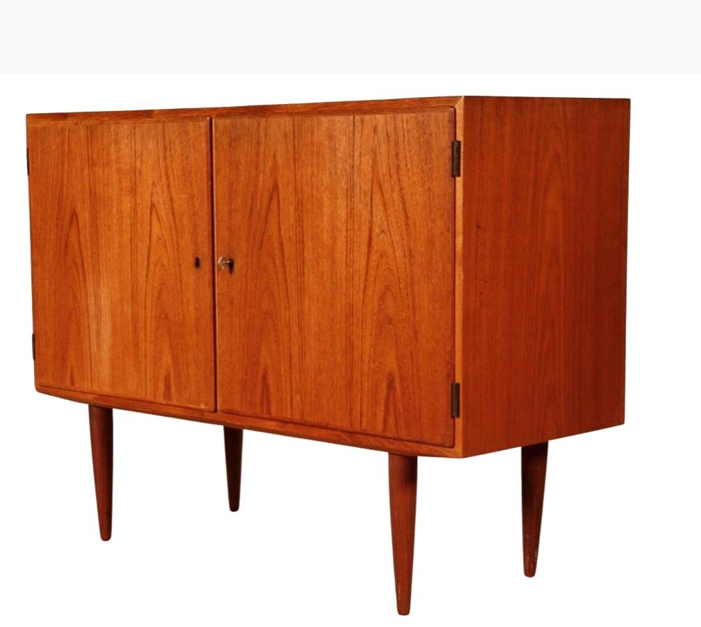 Vintage, original Danish mid-century sideboard by Danish designer Hundevad.

Teak.

Produced at Hundevad & co in early 1960s.

This is absolutely one of the most iconic and popular designs by Hundevad.

We have restored the sideboard to the absolute
