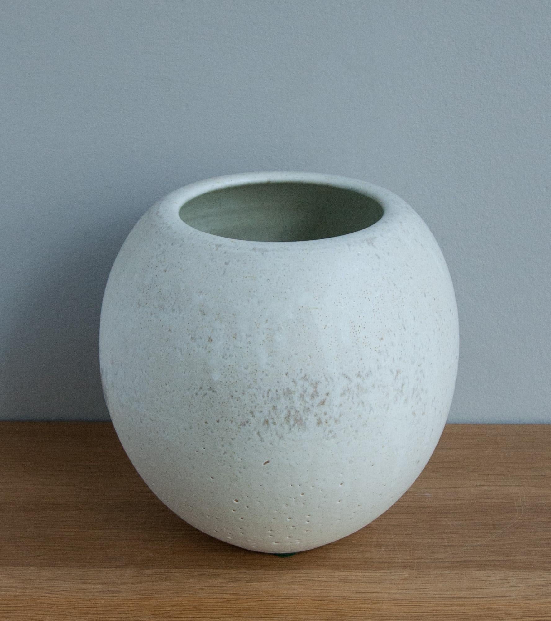 Aage & Kasper Würtz One off Bulbous Vase off White Glaze 1