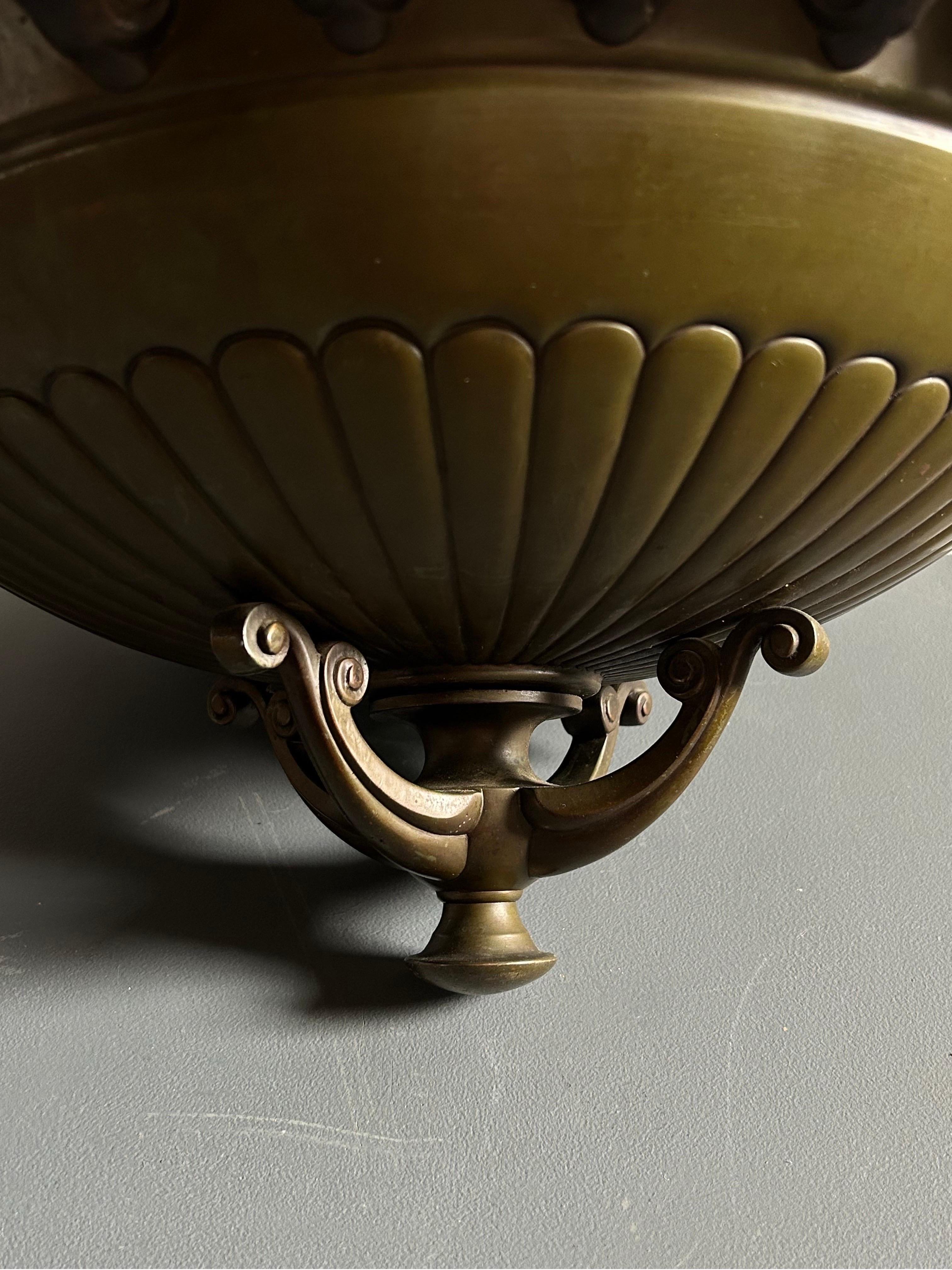 Questa rara lampada da soffitto in bronzo Art Déco è stata progettata dall'importante architetto danese Aage Rafn negli anni Venti. Realizzato originariamente per la principale stazione di polizia danese, un edificio progettato congiuntamente da
