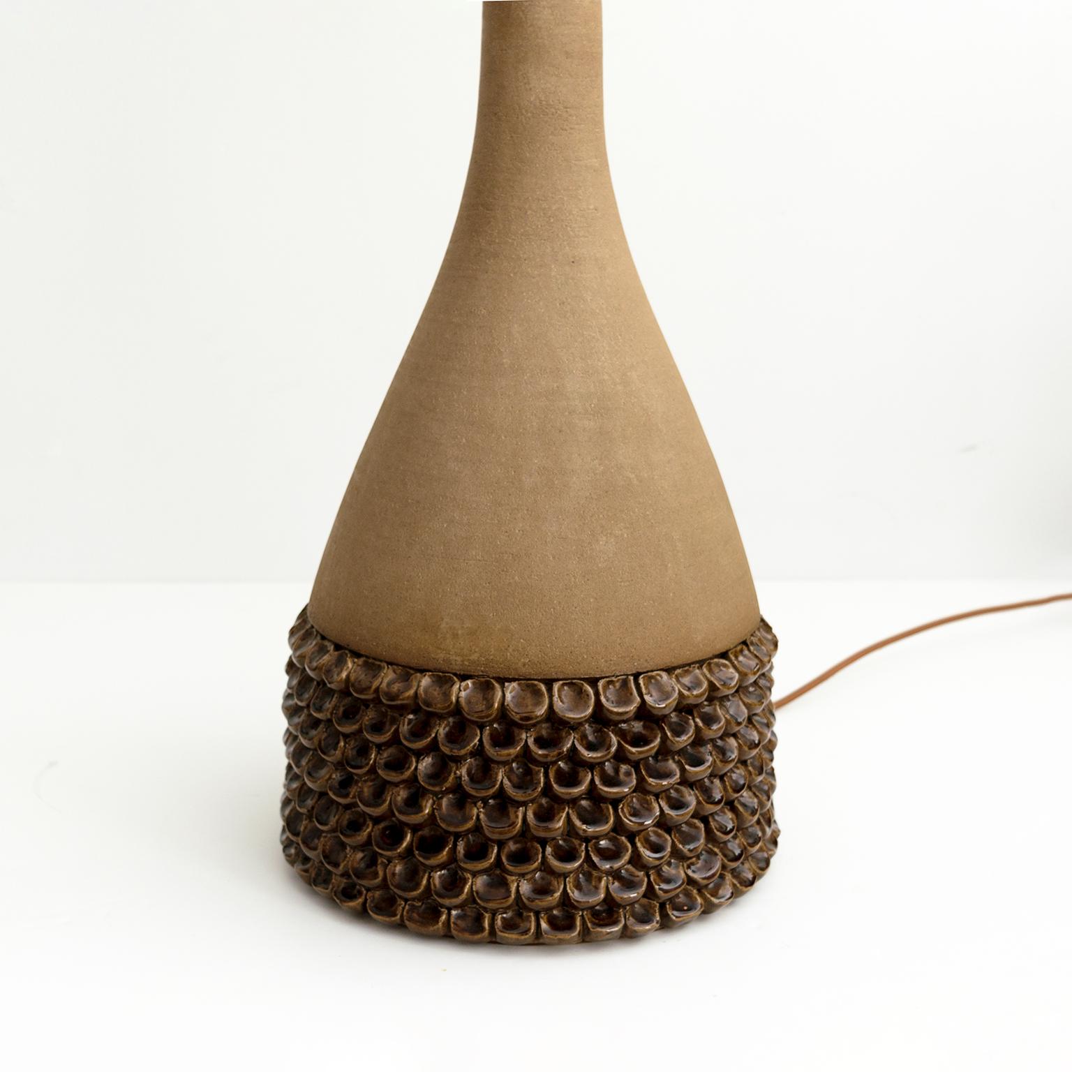 Großes Paar Keramiklampen von Aage Rasmus Selsbo, Studio Selsbo Keramik, Dänemark (Messing) im Angebot