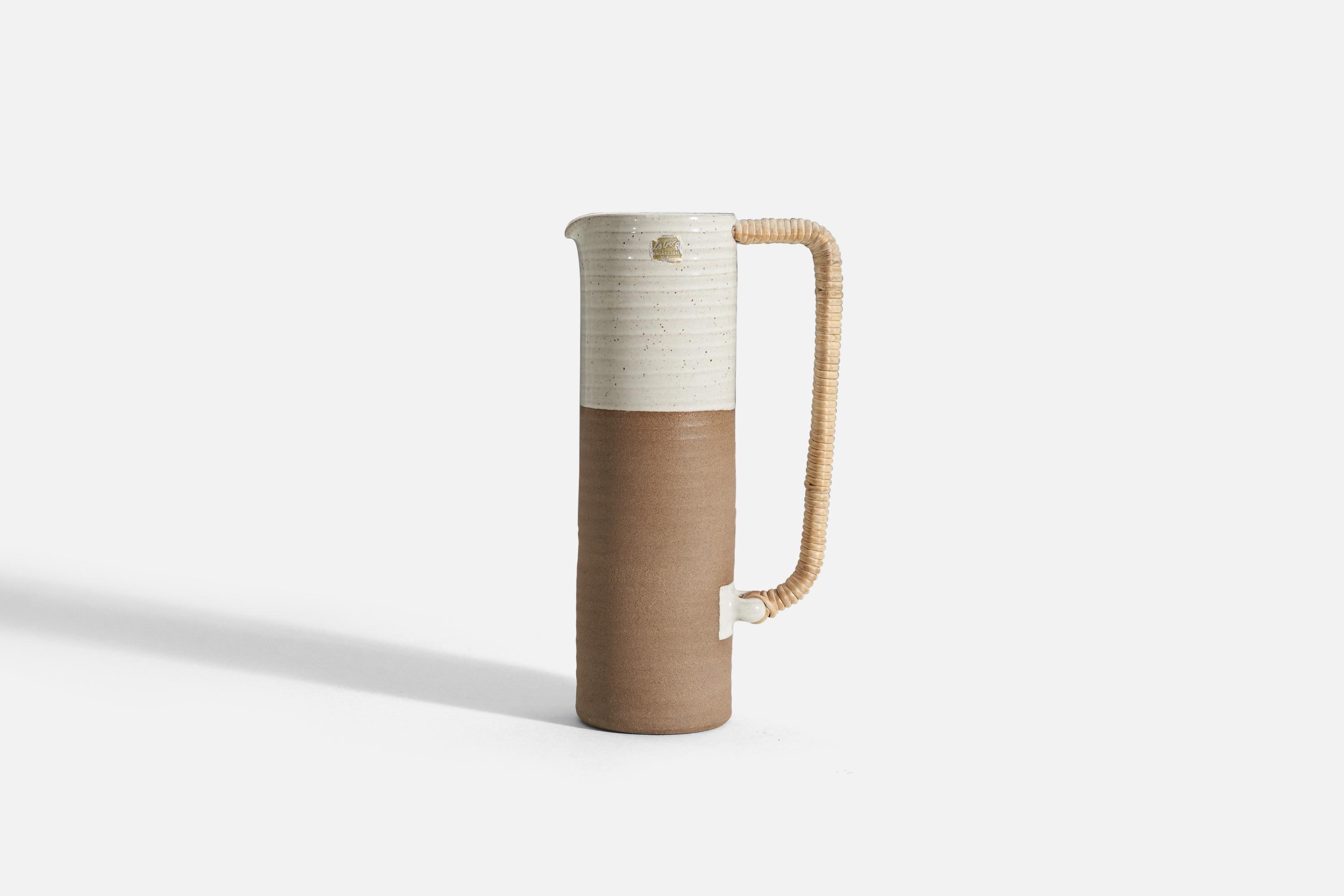 Mid-Century Modern Pichet Aage Rasmus Selsbo, grès semi-émaillé et rotin, Suède, années 1960 en vente