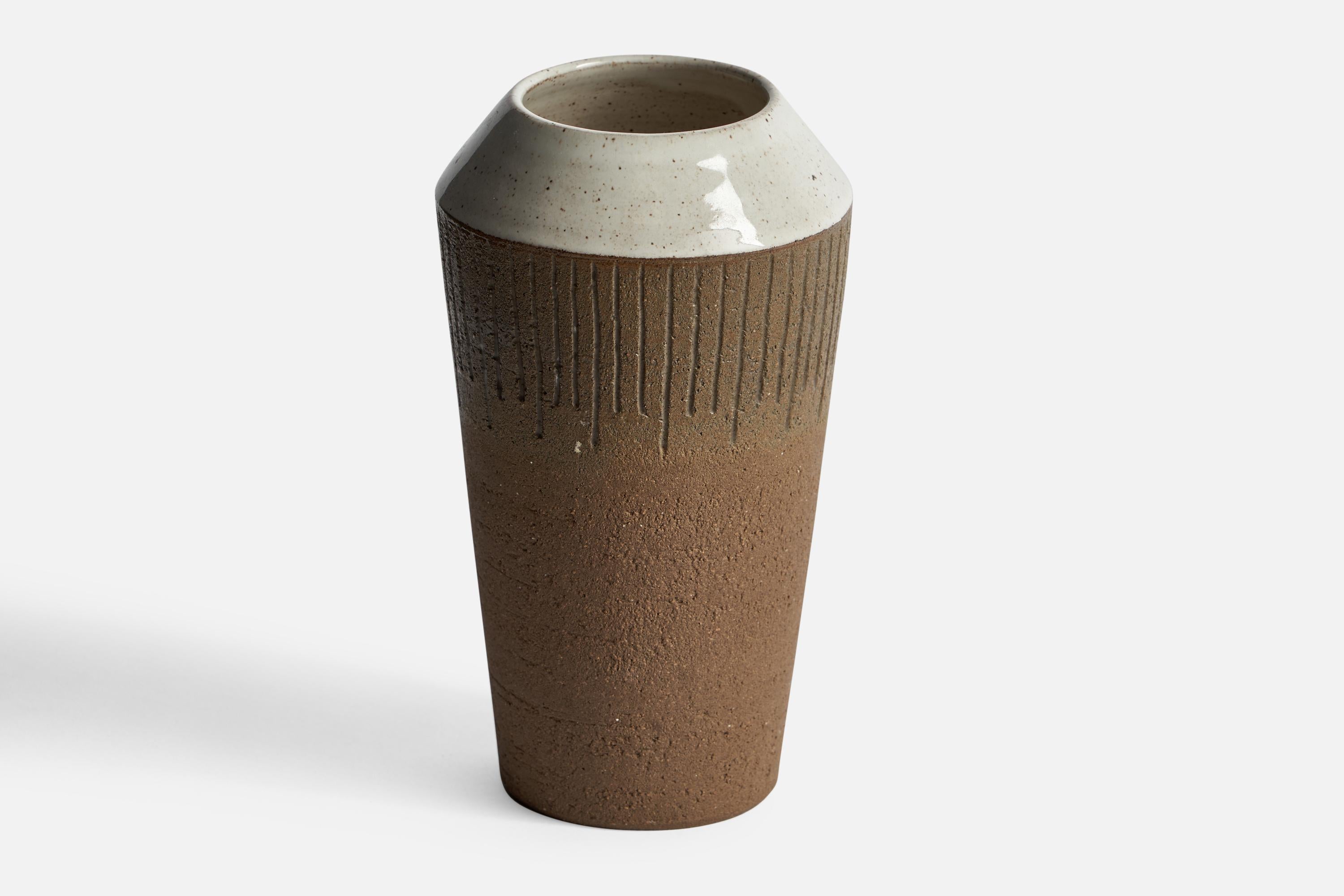 An off-white and brown semi-glazed ceramic vase designed and produced by Aage Rasmus Selsbo, Sweden, 1960s.