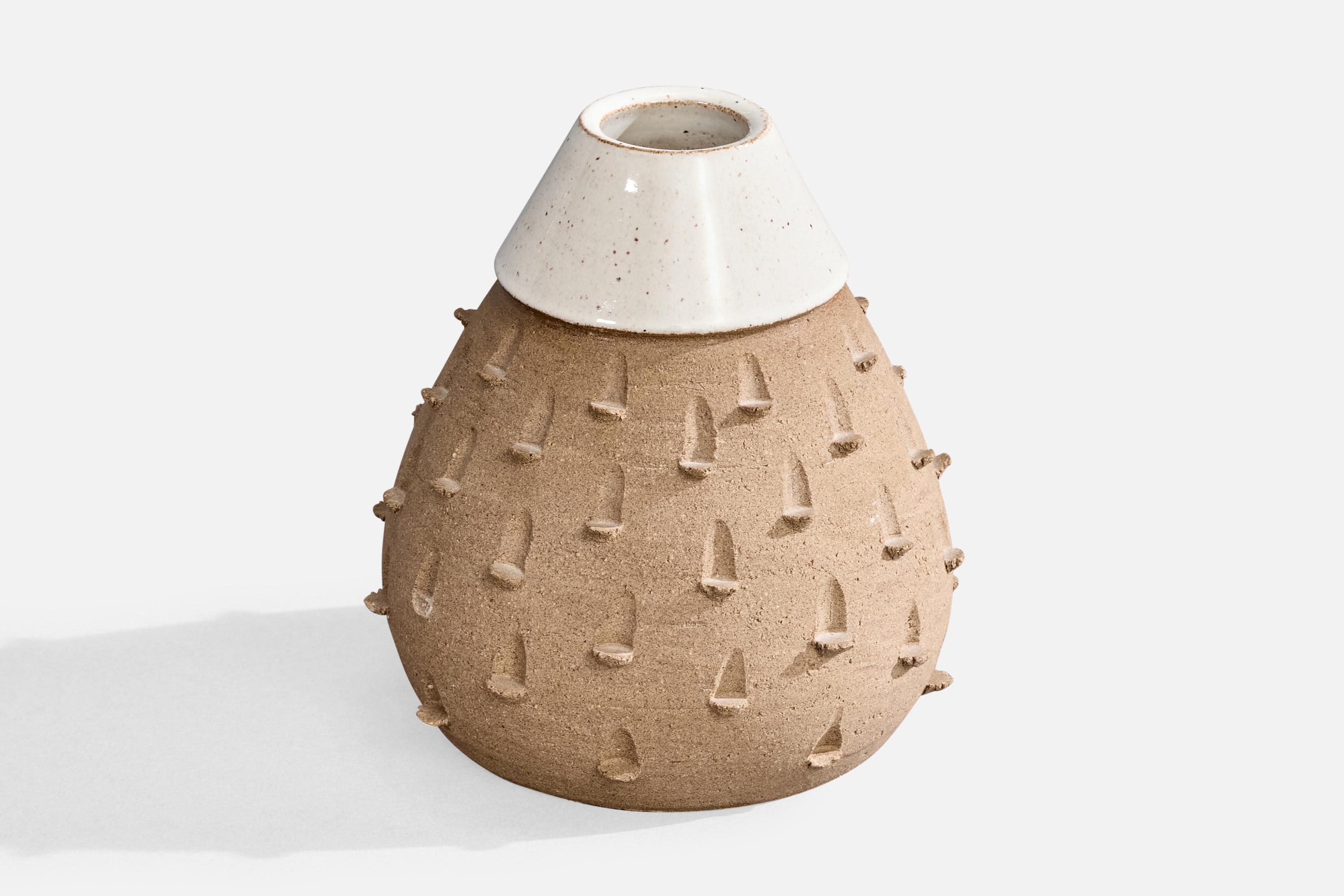Vase en céramique semi-émaillée blanc cassé et brun, conçu et produit par Aage Rasmus Selsbo, Suède, années 1960.

Dimensions globales (pouces) : 5.5 