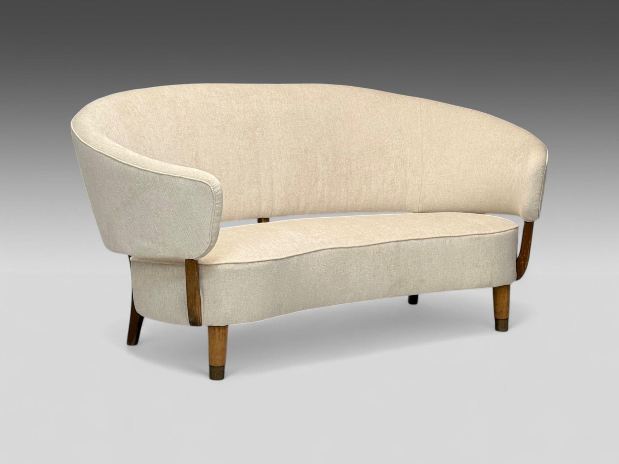 Aage Sattrup, modernité danoise du milieu du siècle, Beeche, tissu beige, rare canapé flottant, Danemark, années 1950

Très rare canapé conçu par Aage Sattrup et fabriqué par Sattrups Polstermøbelfabrik à Aarhus, Danemark c. 1953. Cet exemple