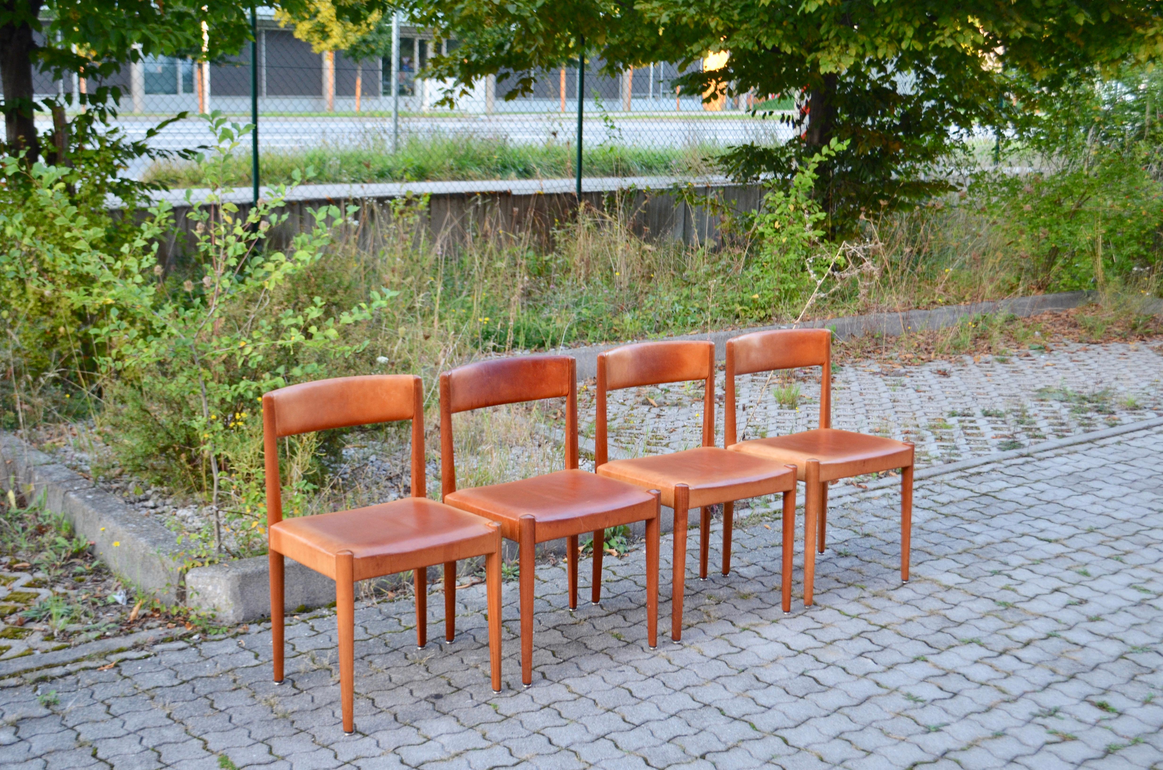 Aage Schmidt Christensen dining chairs for Fritz Hansen.
Modell version 4112.
Solid teak wood and original vegetal cognac leather.
These are very old and rare versions with the label underneath the seat.
Produced in the 60ties.
The frame and