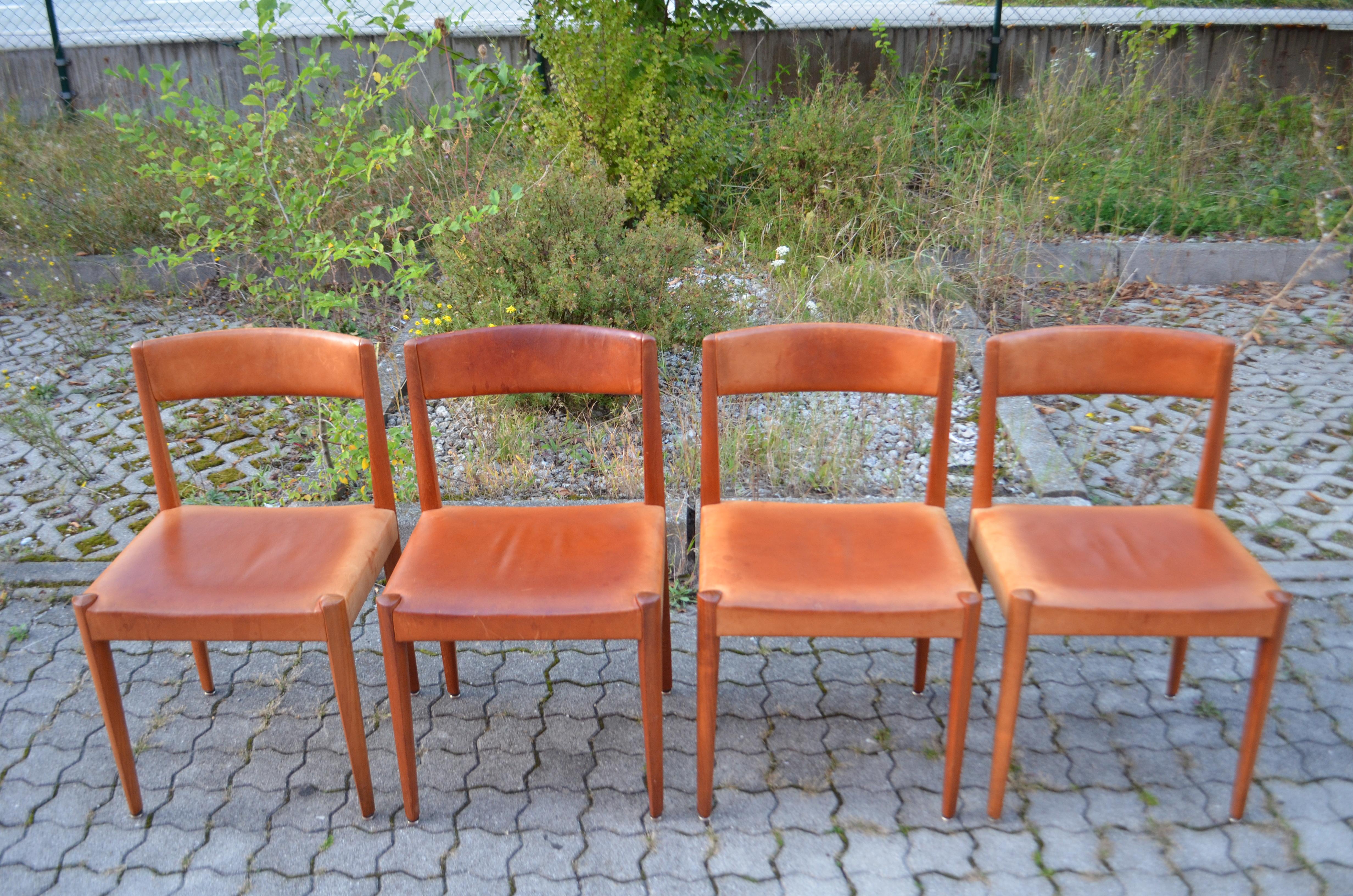 Scandinave moderne Aage Schmidt Christensen Fitz Hansen ensemble de 4 chaises de salle à manger danoises en teck cognac en vente