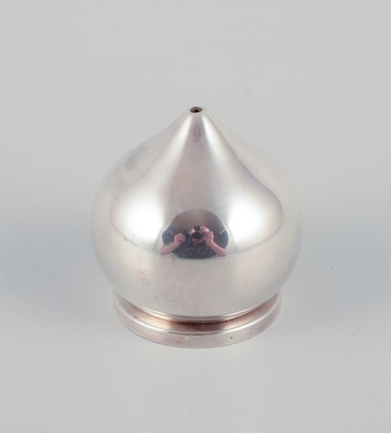 20th Century Aage Weimar, Danish silversmith.  A pair of modernist salt and pepper shakers. For Sale