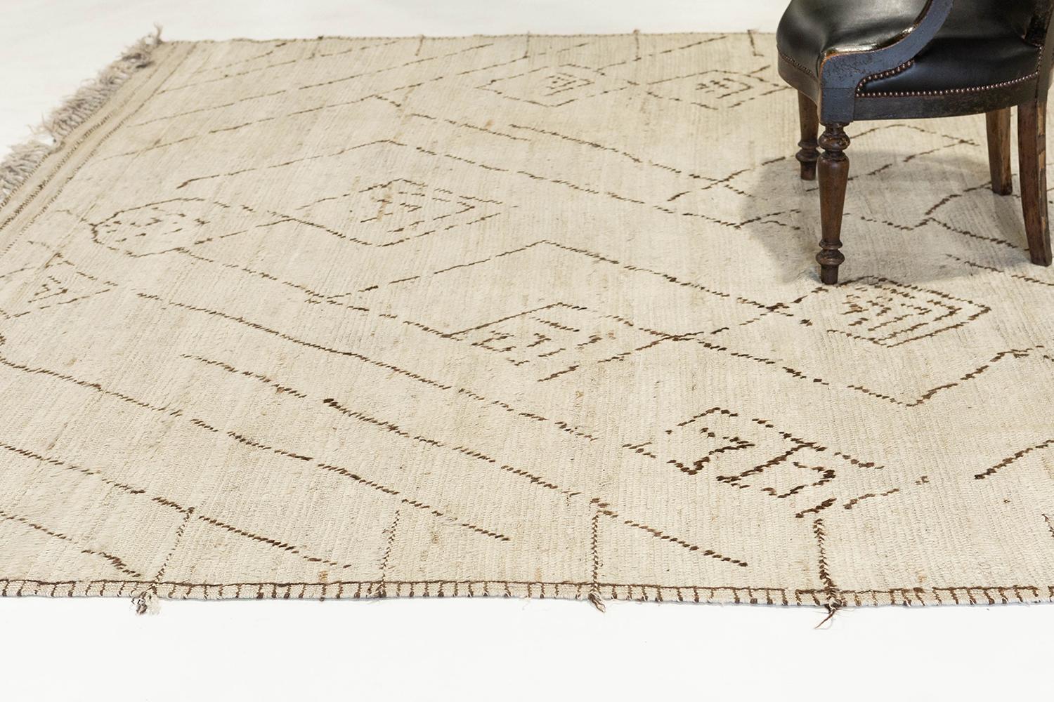 Aajej est une interprétation moderne des vents locaux du sud du Maroc. Conçu à Los Angeles, ce motif tribal est un tissage de poils qui attire l'attention. Sa laine lustrée crée une base ludique tandis que les motifs bruns saturés prennent le devant