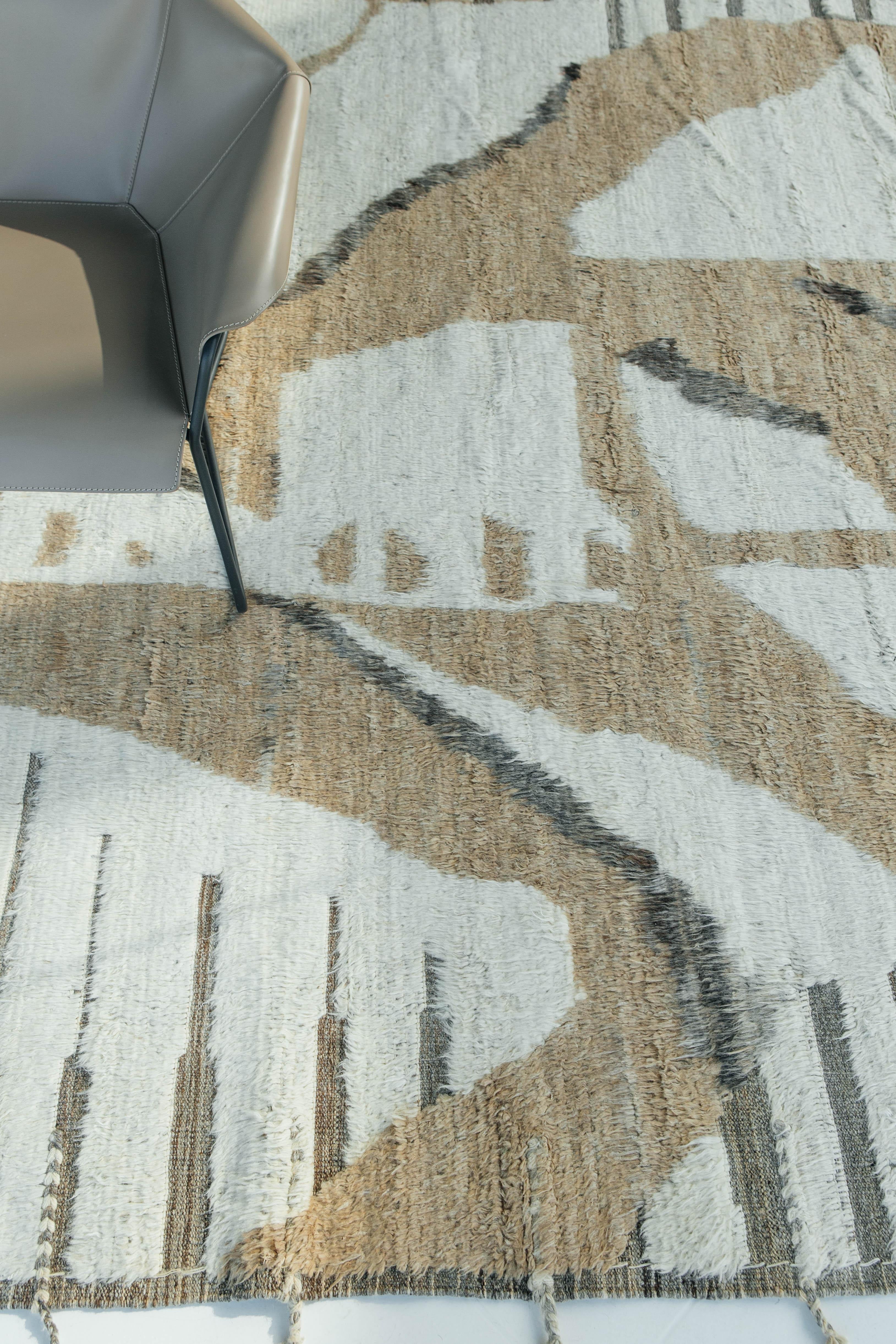 Tapis shag blanc tissé à la main avec de doux motifs bruns, orange et gris inspirés d'éléments de design scandinaves recréés pour le monde du design moderne. Aaksla peut supporter un trafic important, conçu pour être habité. Conçu à Los
