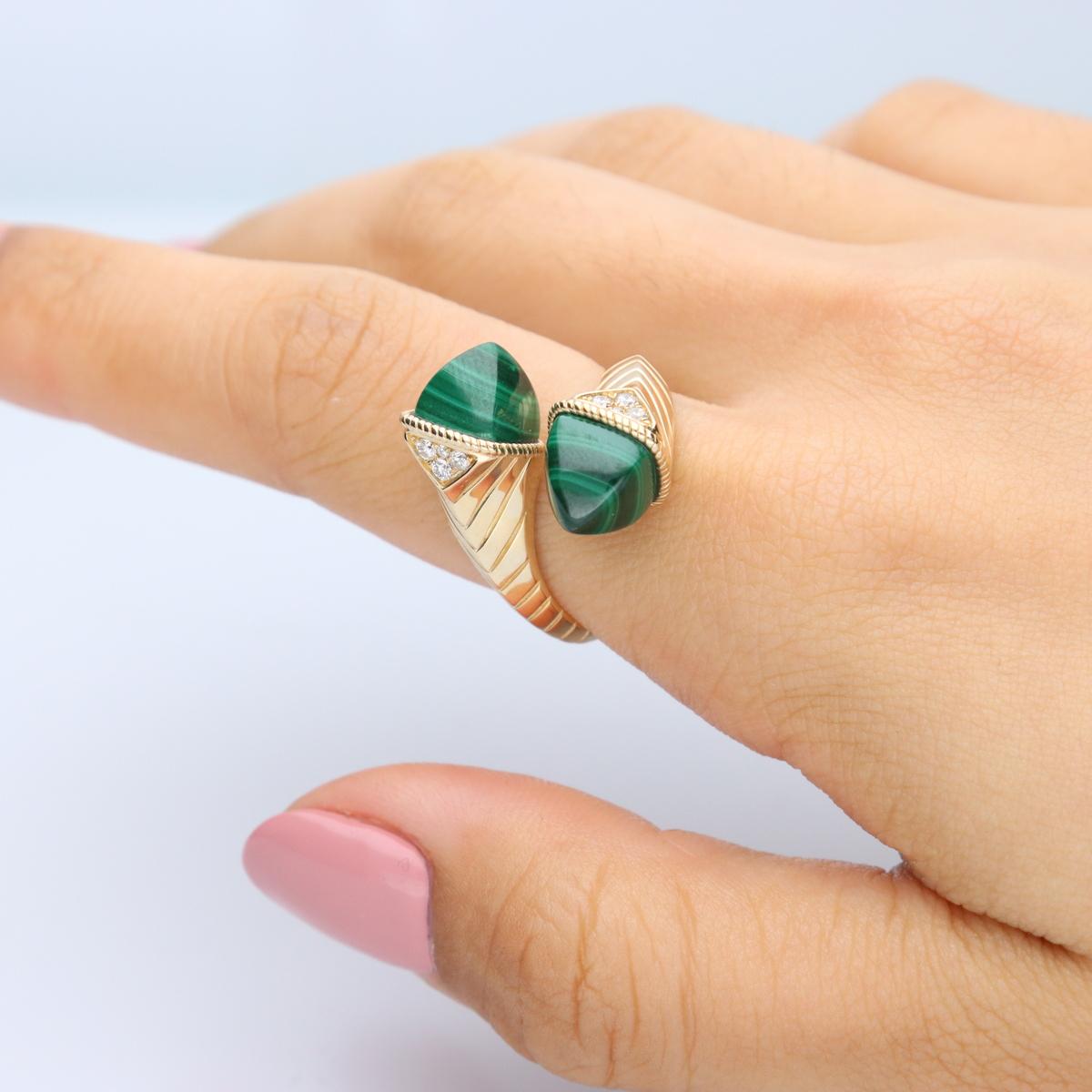 Soyez élégante avec cette bague en or jaune 14 carats de Gin and Grace. Cette bague est composée de malachite taille fantaisie (2 pièces) 8,59 et de diamant blanc (8 pièces) 0,12 carat. Cette bague pèse 6,67 grammes. Cette délicate bague est polie