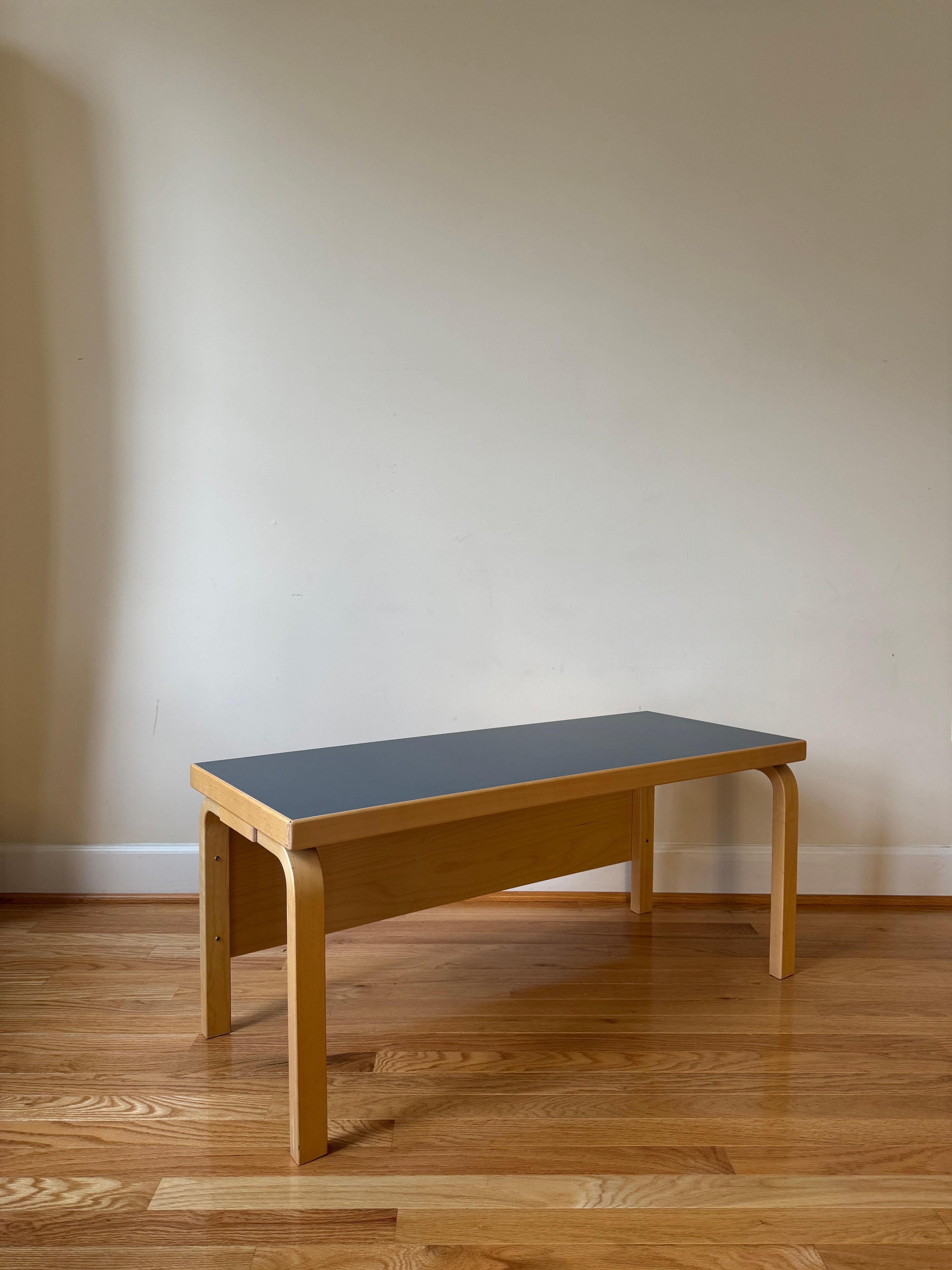 Finlandese Panca Aalto / Porta TV di Alvar Aalto per Artek in vendita