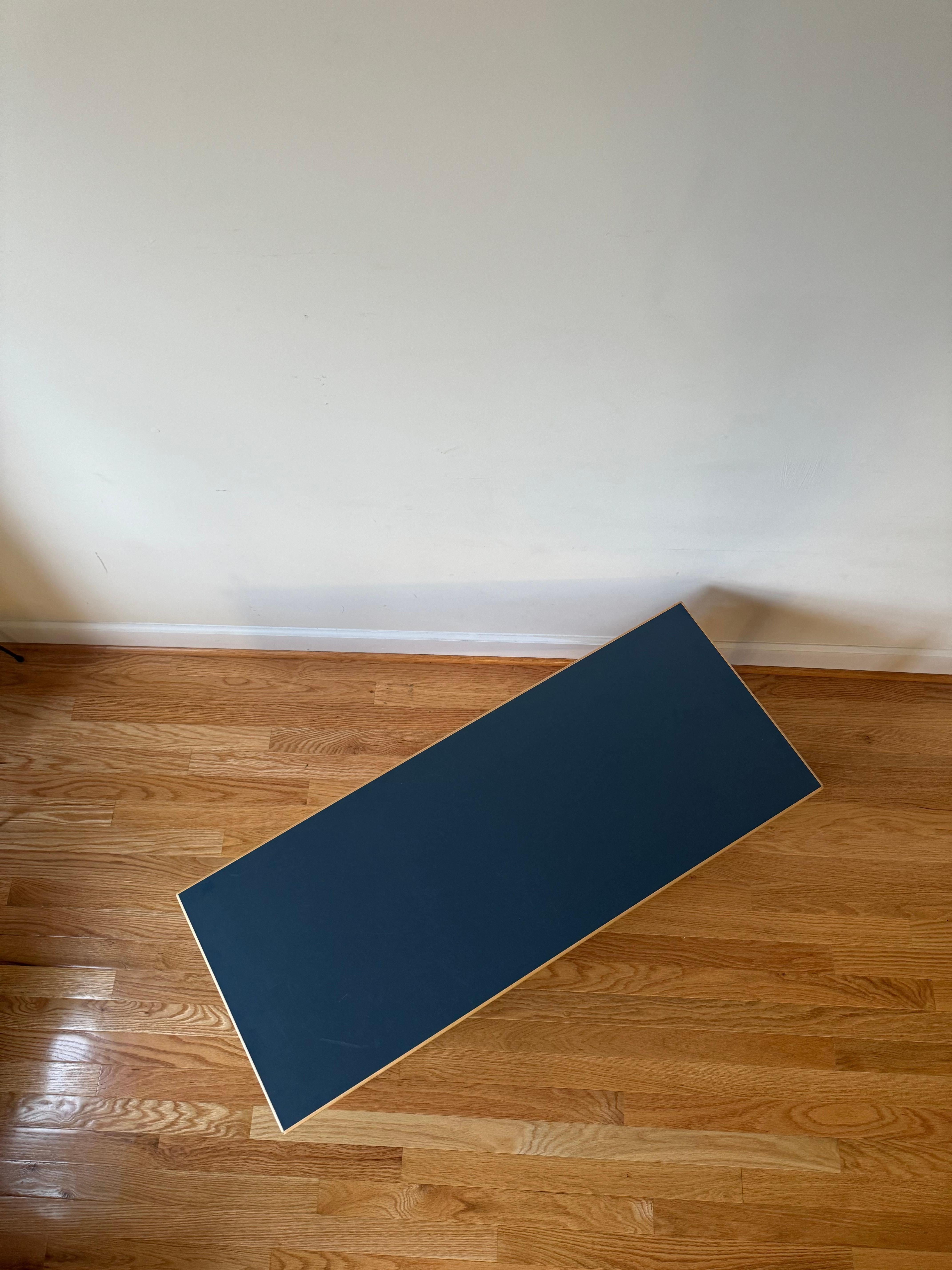 Legno curvato Panca Aalto / Porta TV di Alvar Aalto per Artek in vendita