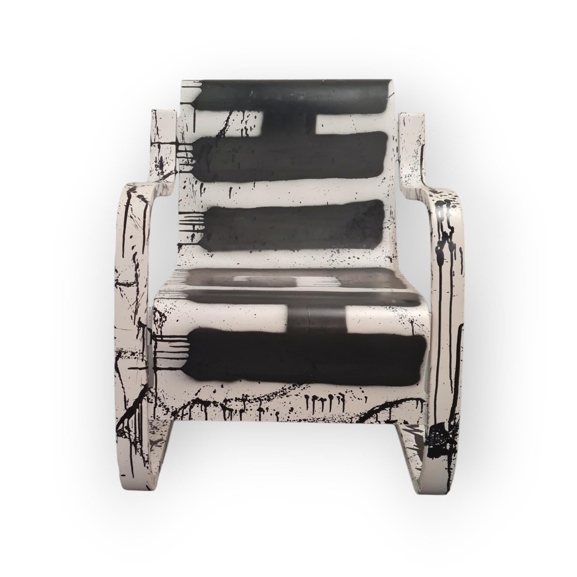 Bien qu'il s'agisse de l'une des œuvres les plus emblématiques et les plus raffinées d'Alvar Aalto, la chaise modèle 42, également connue sous le nom de  Chaise à ressort, `Pikku Paimio` ou Small Paimio en anglais, dans ce cas particulier nous