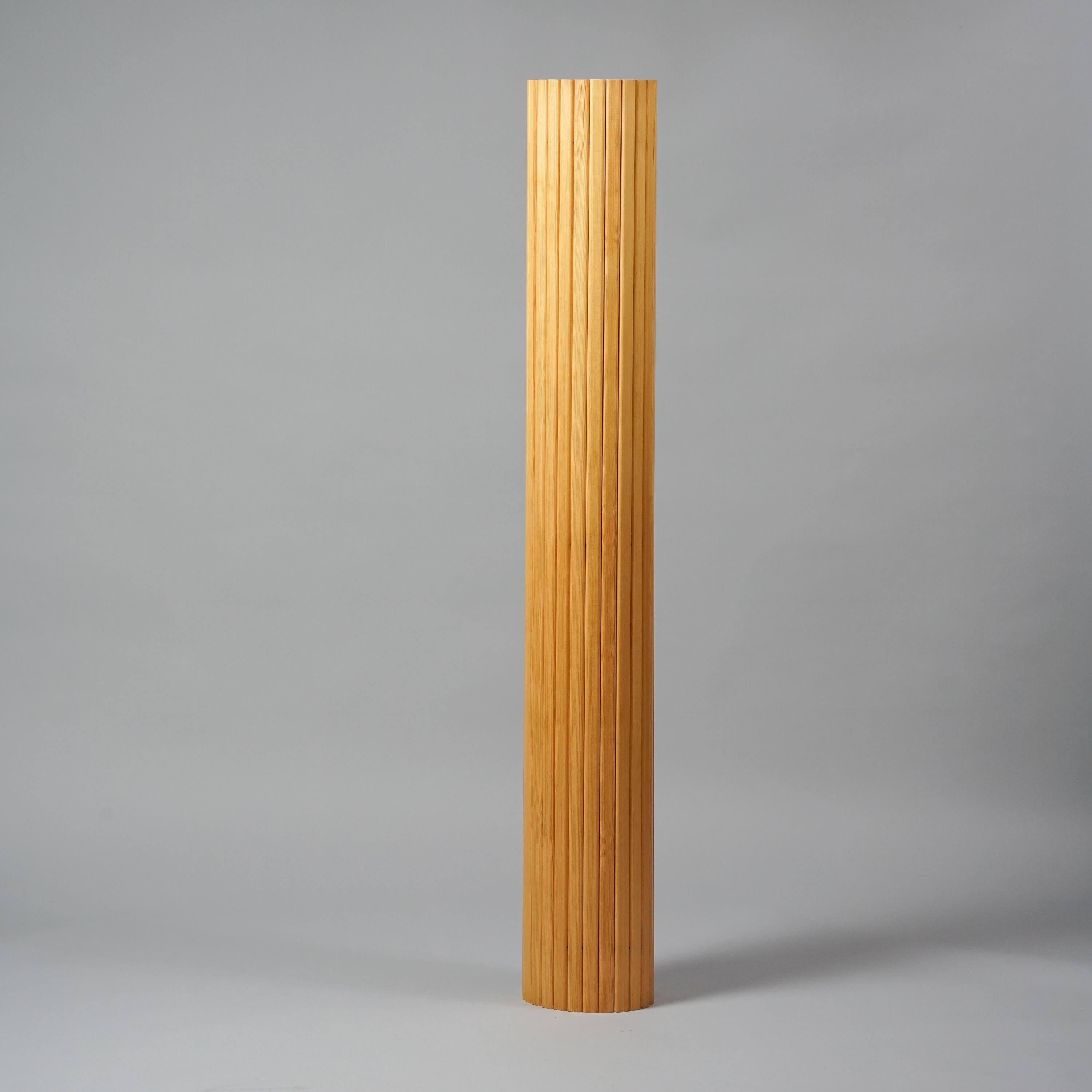 Aalto Screen 100 by Alvar Aalto for Artek from the 1970s. Pine laths, easy to mold in to different shapes, move around and store as roll. Originally designed in 1936. Good. vintage condition, minor wear consistent with age and use.