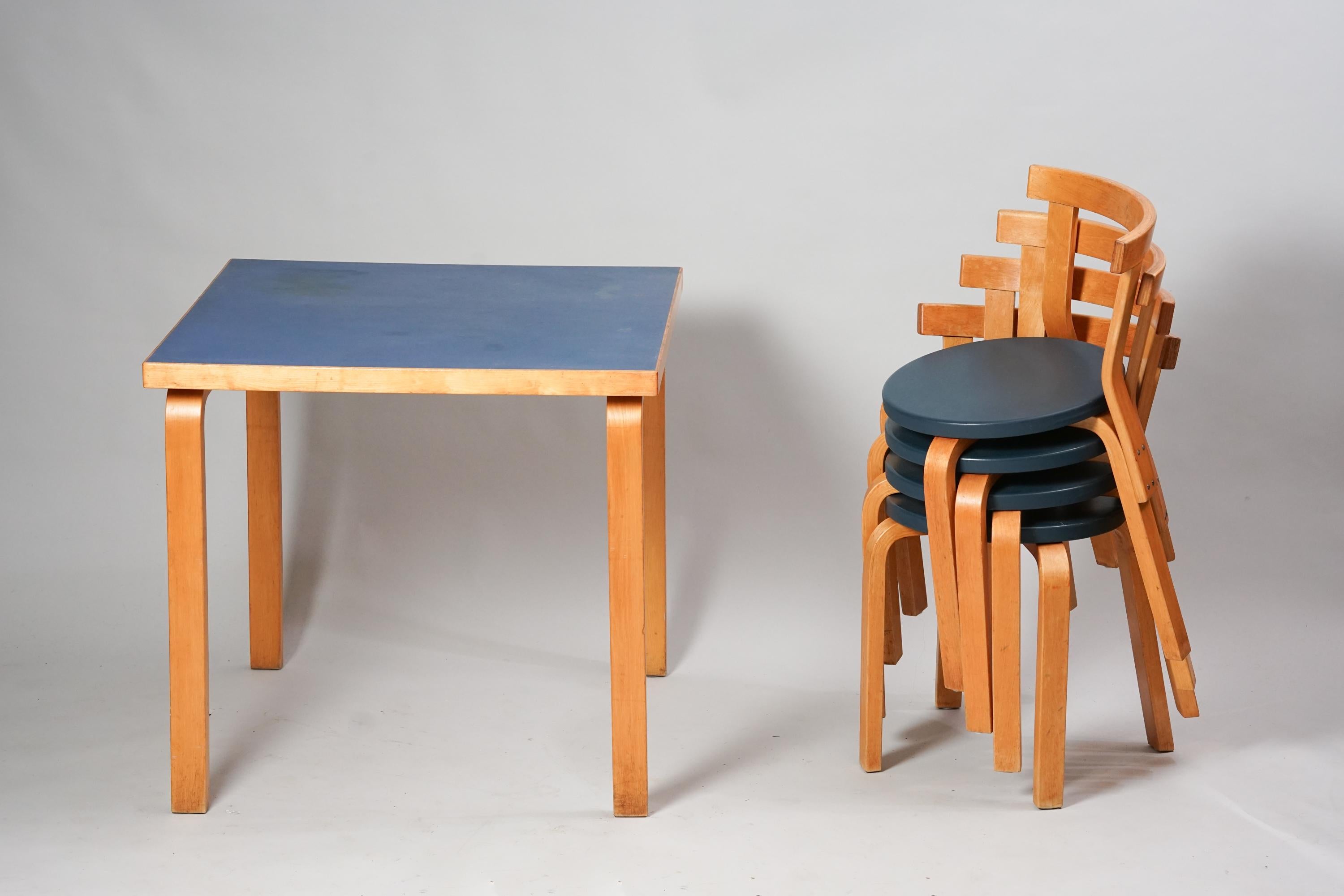 Aalto-Tisch und vier Stühle Modell 68, Oy Huonekalu- ja Rakennustyötehdas Ab im Zustand „Gut“ im Angebot in Helsinki, FI