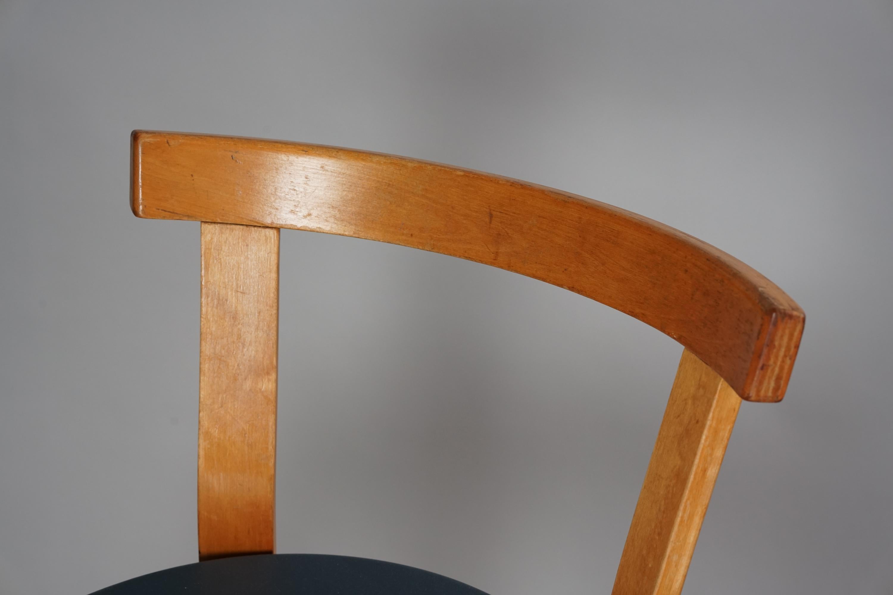 Aalto Table and Four Model 68 Chairs, Oy Huonekalu- ja Rakennustyötehdas Ab For Sale 1