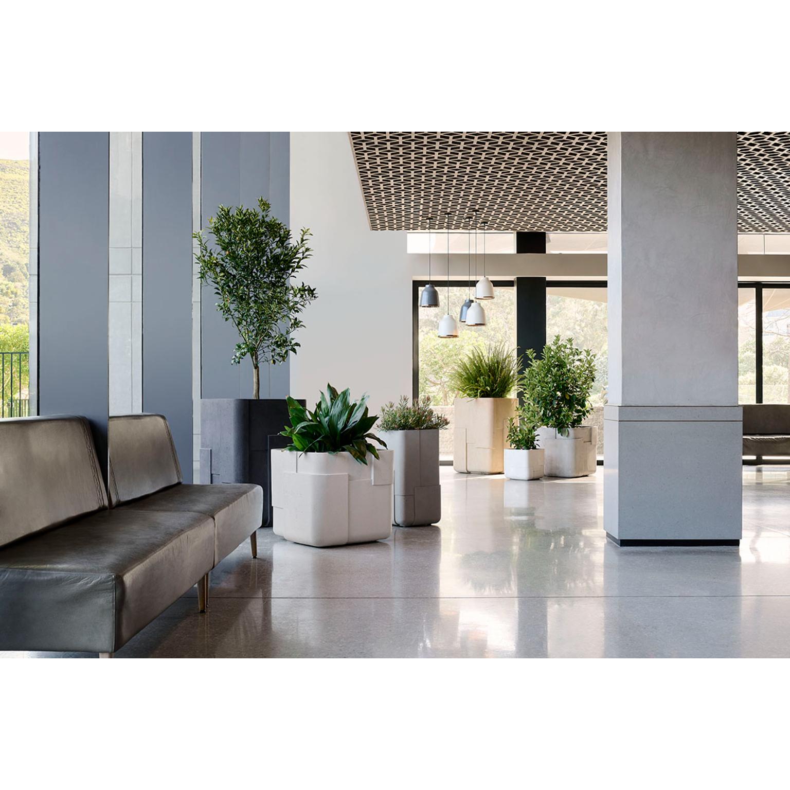 Aarde Tall XS Sandstone Planter by Indigenus In New Condition For Sale In Geneve, CH