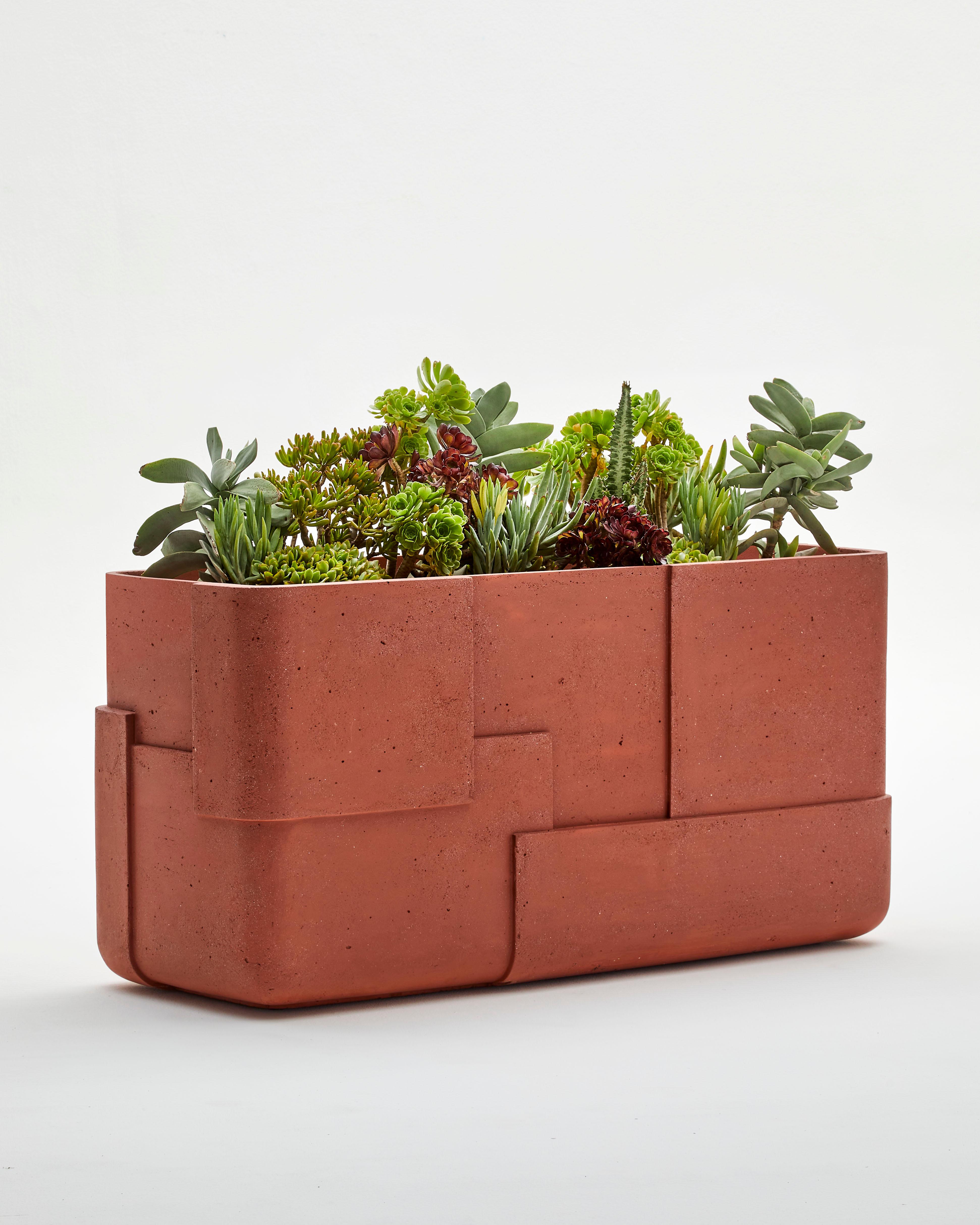 Aarde Trough Brown Planter par Indigenus
Conçu par Sebastian Herkner
Dimensions : L 140 x H 69 cm : L 140 x H 69 cm.
MATERIAL : Pierre.
Poids : 115 kg.

Différentes couleurs et tailles sont disponibles. Veuillez nous contacter.

Après son voyage de