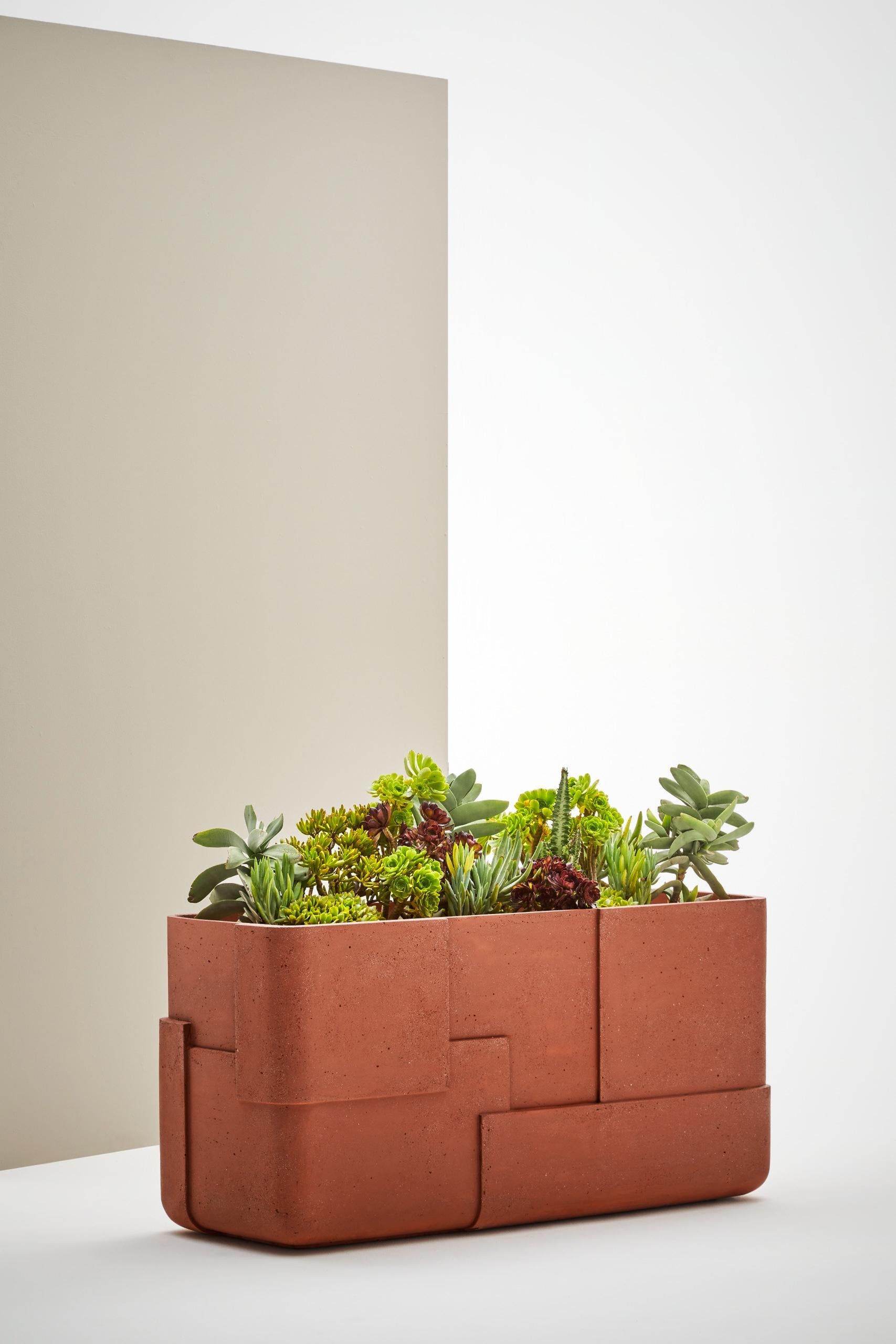 Postmoderne Aarde Trough Brown Planter par Indigenus en vente