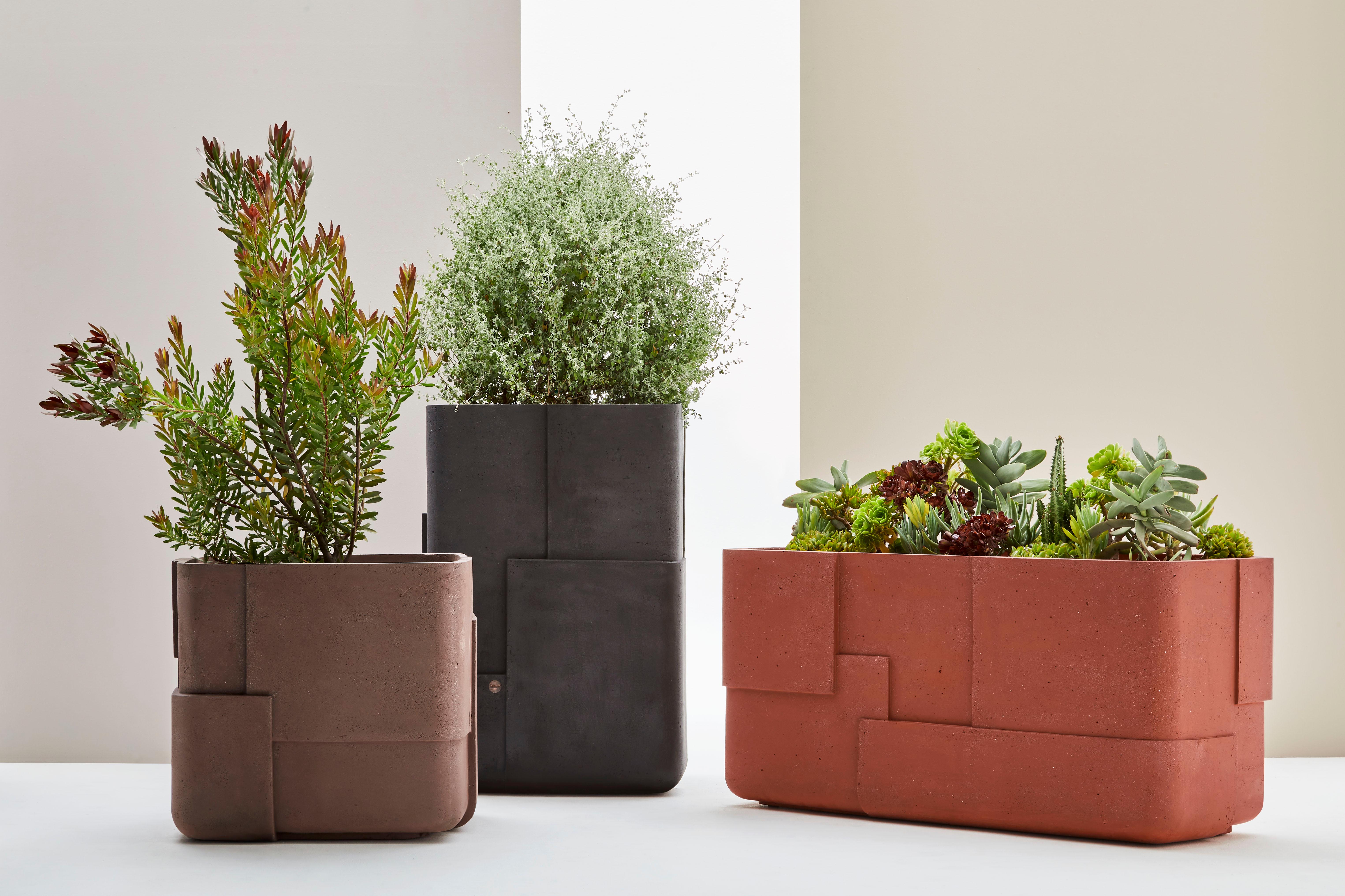 XXIe siècle et contemporain Aarde Trough Brown Planter par Indigenus en vente