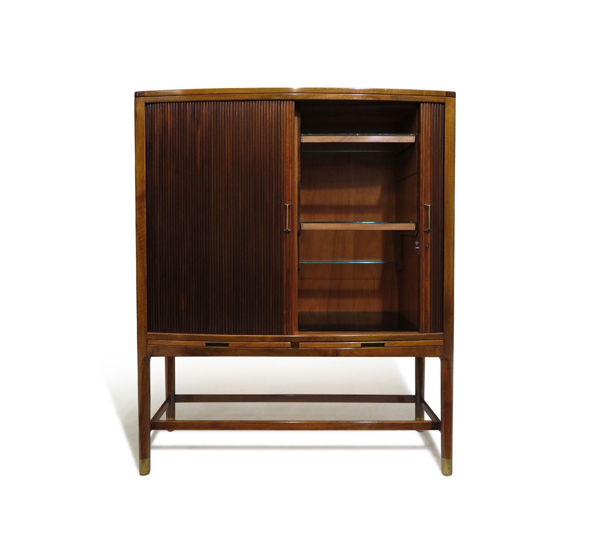HANS J WEGNER, cabinet de bar exécuté par l'ébéniste Axel I Sørensen, pour le bureau du maire, Aarhus Rådhus, 1941. Meuble en noyer avec portes tambour verrouillables avec poignées en laiton moulé, barre intérieure avec sangles en cuir, étagères en