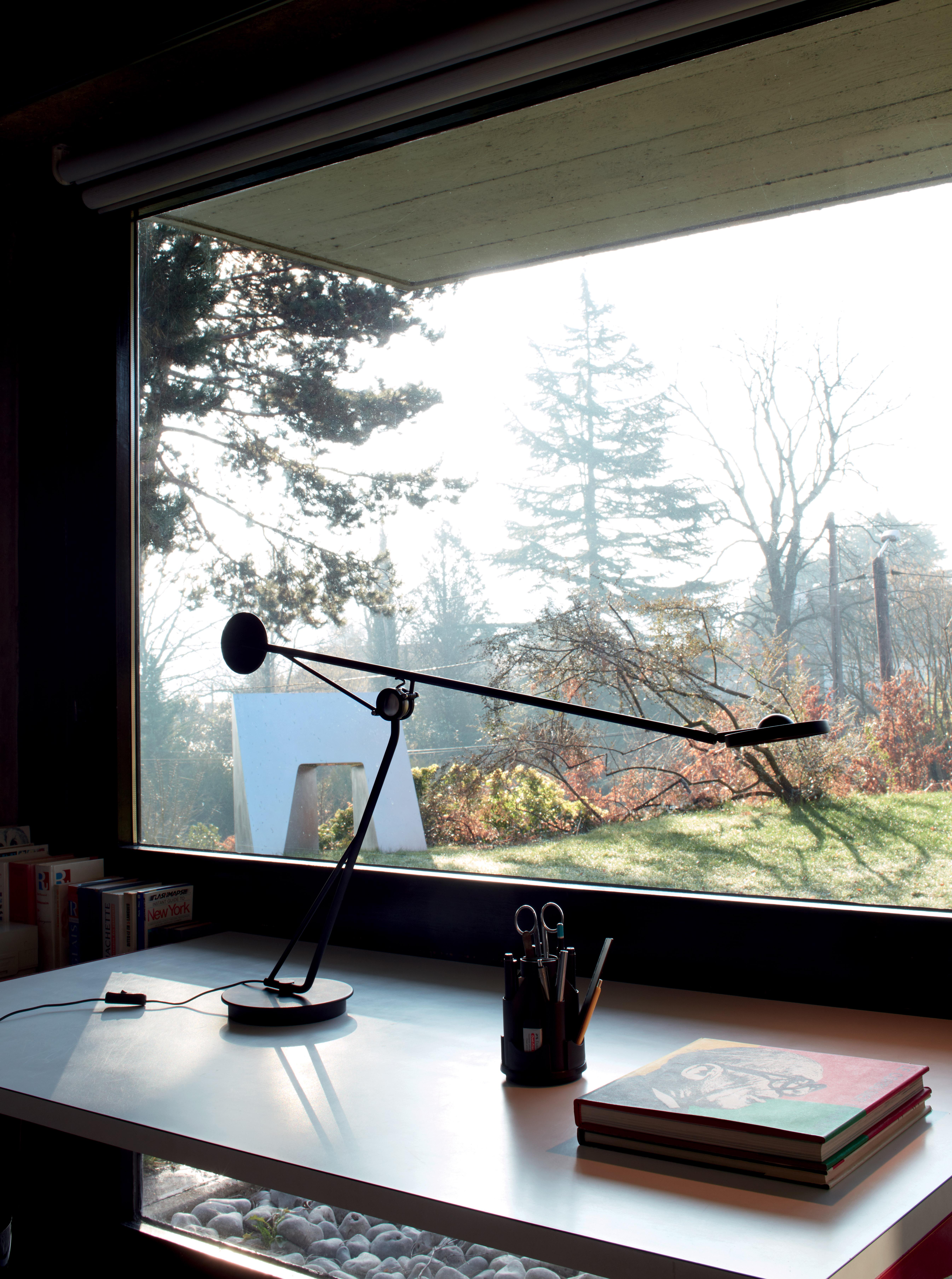 Aaro tischleuchte von Simon Schmitz
Abmessungen: D 16 x B 16 x H 38,5 cm
MATERIALIEN: Aluminium, Stahl
Alle unsere Lampen können je nach Land verkabelt werden. Wenn es in die USA verkauft wird, wird es zum Beispiel für die USA