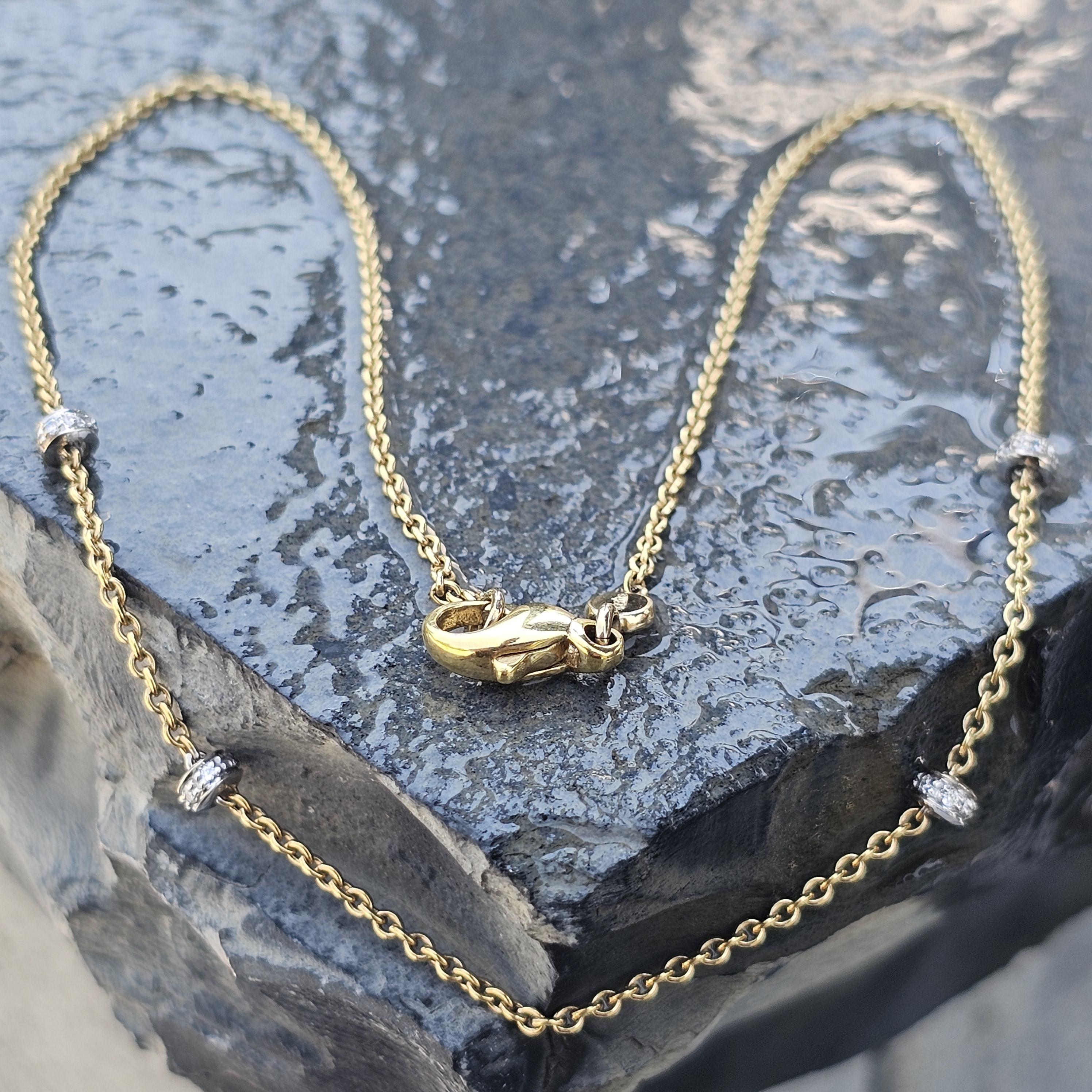 Rehaussez votre collection de bijoux avec ce collier à chaîne d'Aaron Basha. Fabriquée en or luxueux 18k, elle est ornée de délicats diamants blancs. Les diamants sont sertis dans 4 petites rondelles de diamants le long de la chaîne, ajoutant un