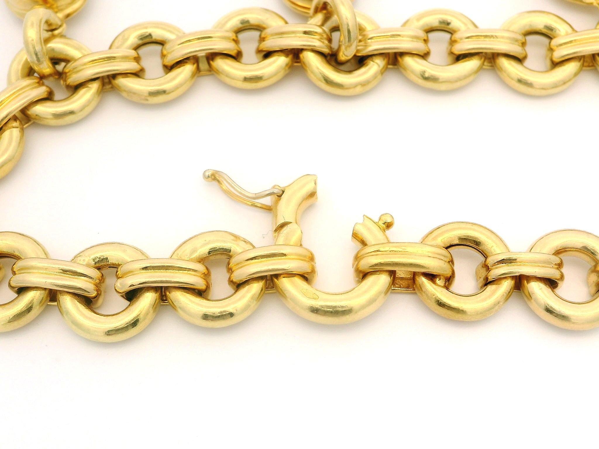 --Pietre: --
Numerosi diamanti naturali autentici - taglio rotondo brillante - incastonati - bel colore bianco brillante - 0,35ctw (circa)

Materiale: Oro giallo massiccio 18k 
Peso: 40,76 grammi
Dimensioni dello charme: 27,9 x 11,8 mm (1x0,46